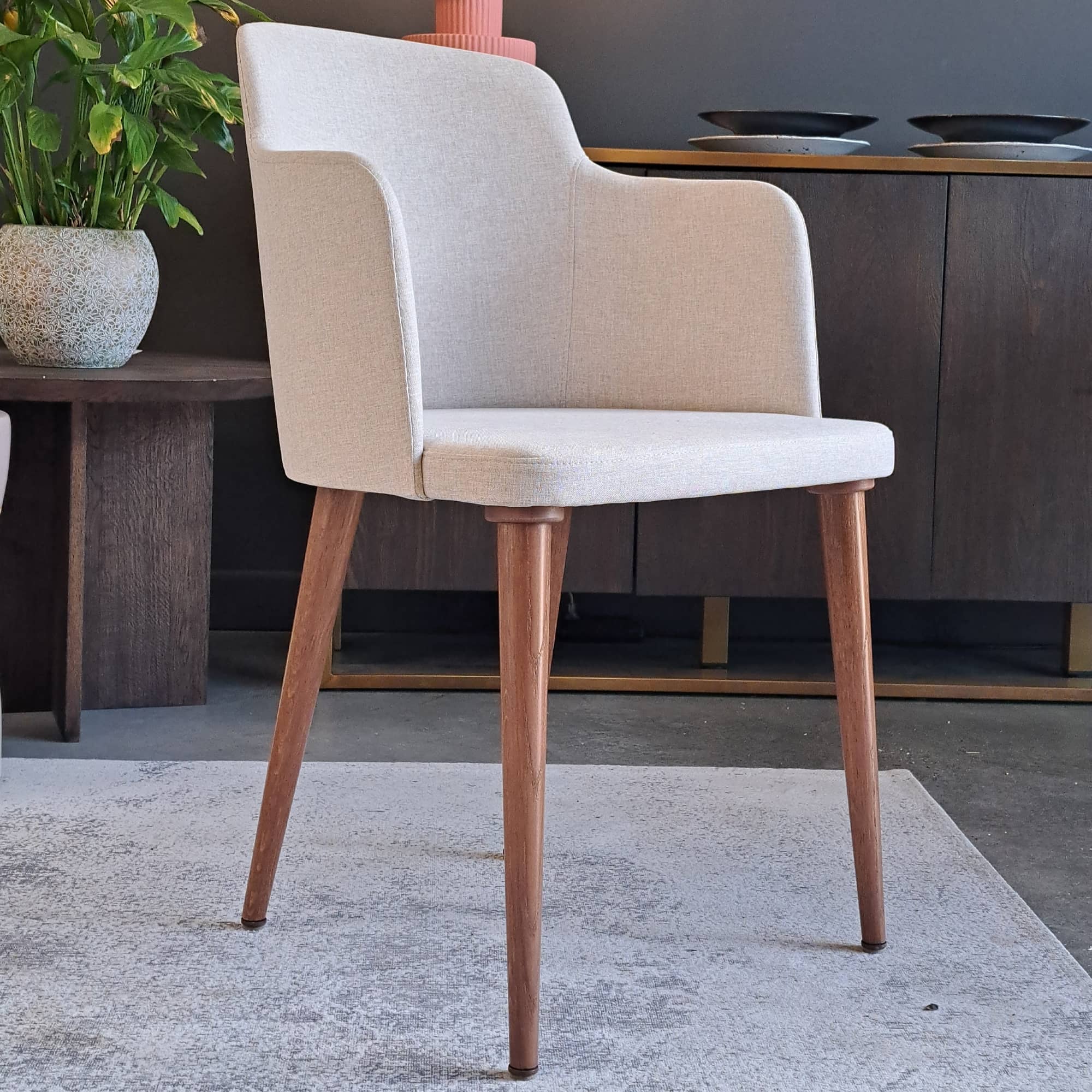 Stuhl mit Armlehnen LAGOM gepolstert