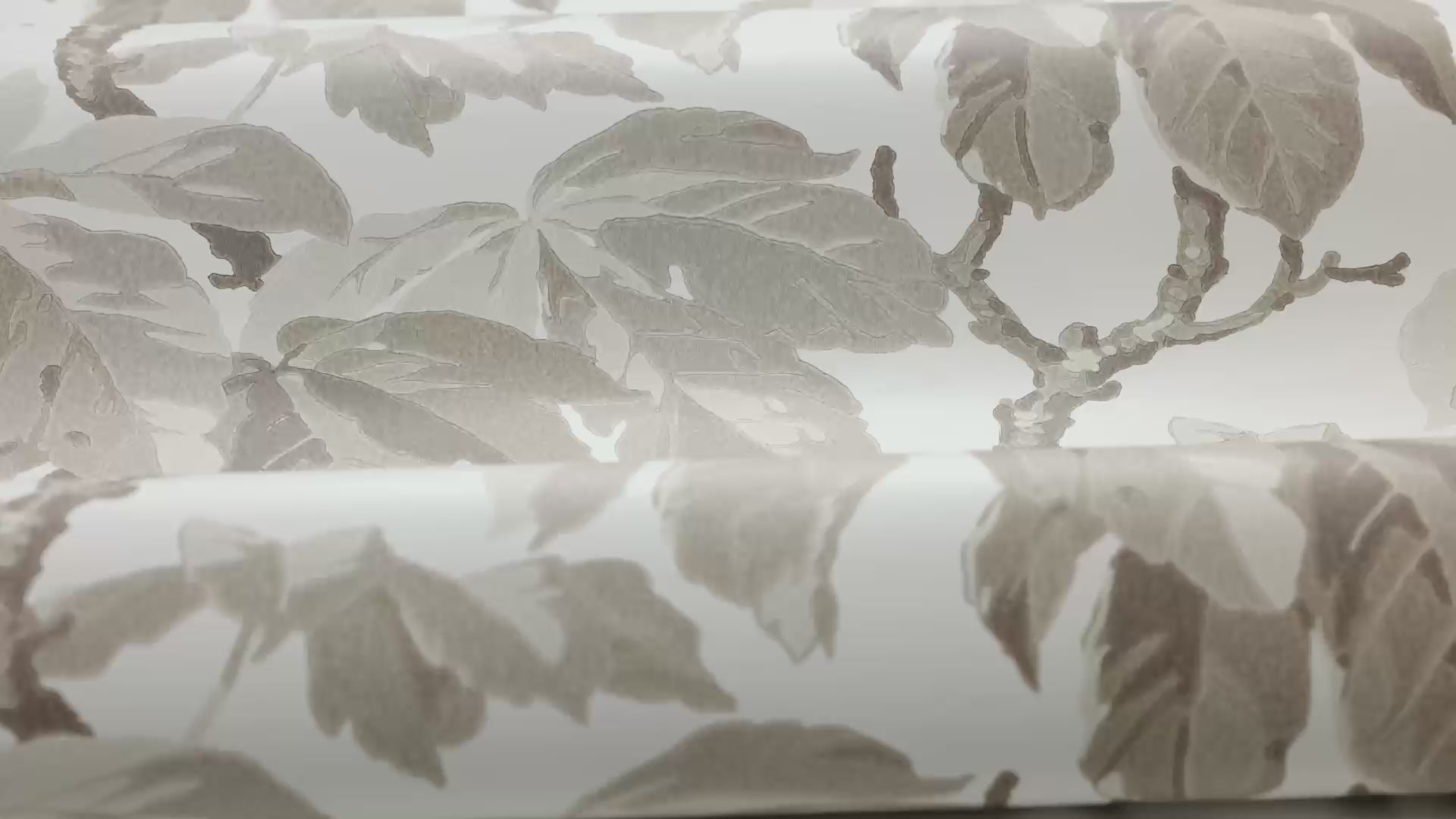 Witte KASTANJI behang met een plantenmotief van bladeren in bruin