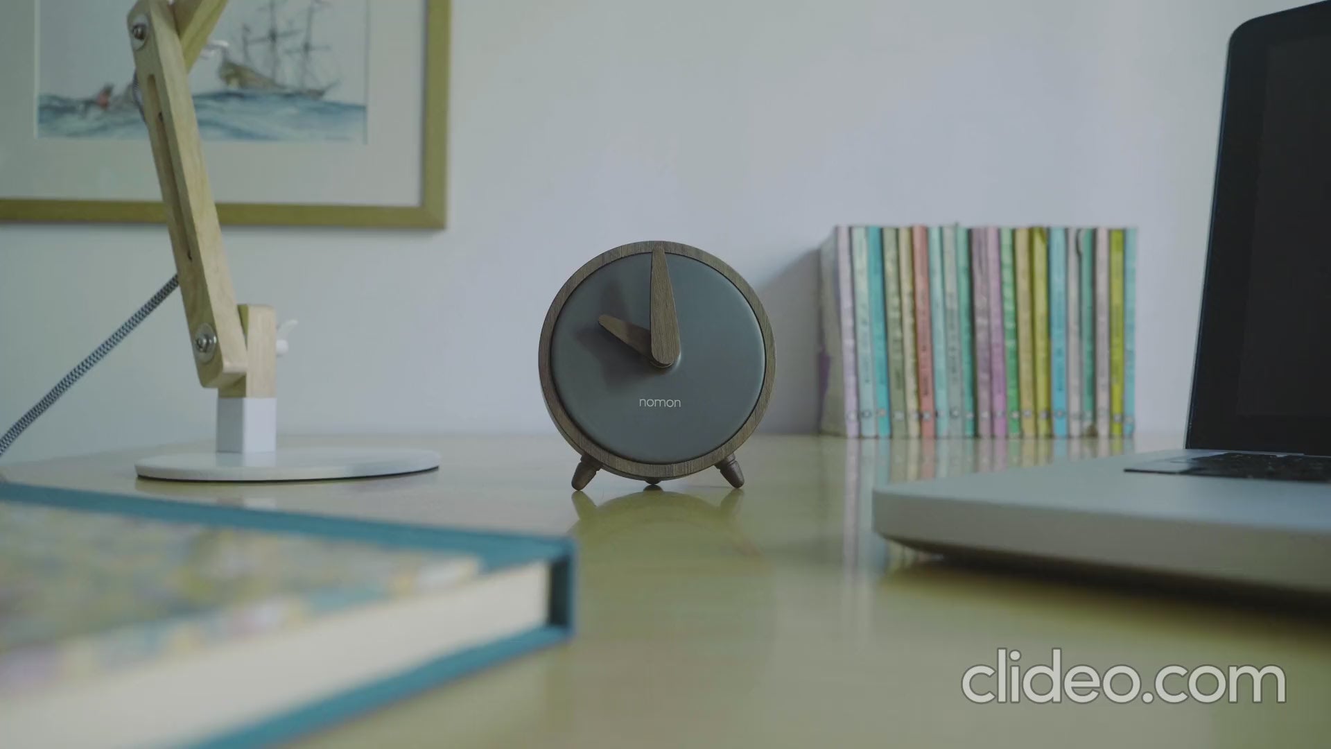 Tischuhr ATOMO aus Nussbaumholz mit messingfarbener Oberfläche