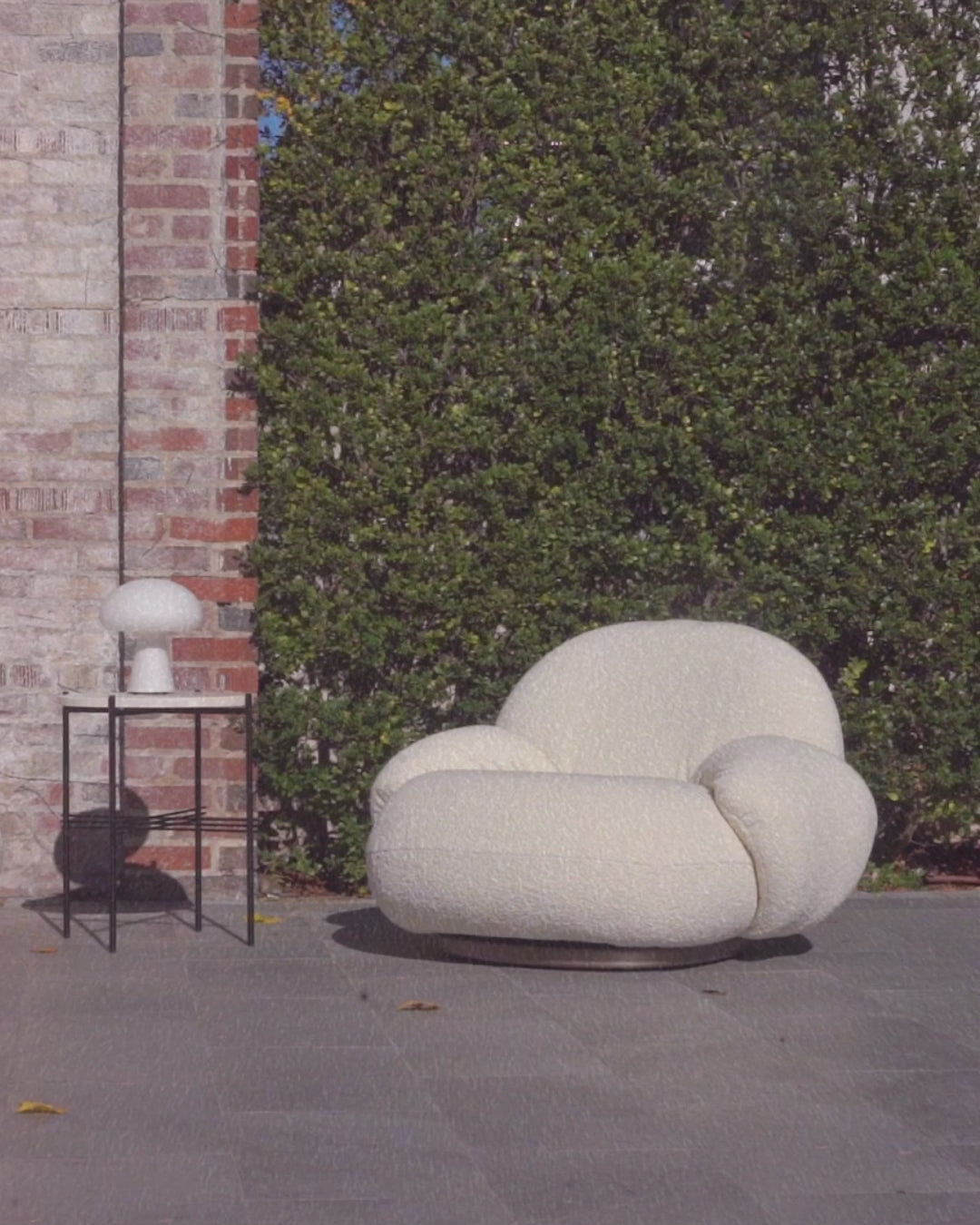 Außenstuhl mit Armlehnen PACHA gepolstert mit goldenem Fuß