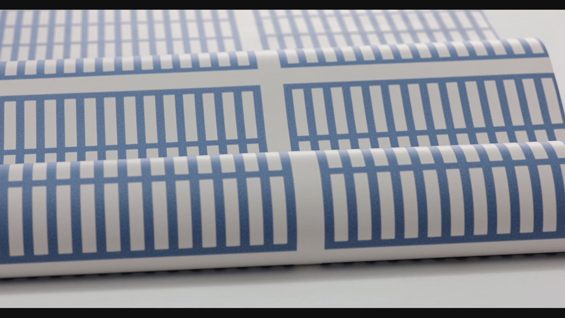 Tapete mit geometrischem Muster ALVAR AALTO 14/6 weiß mit blau