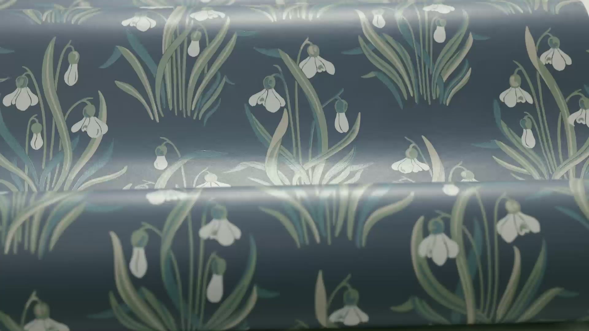 Blue and Green Floral Pattern Wallpaper SNODROPPE