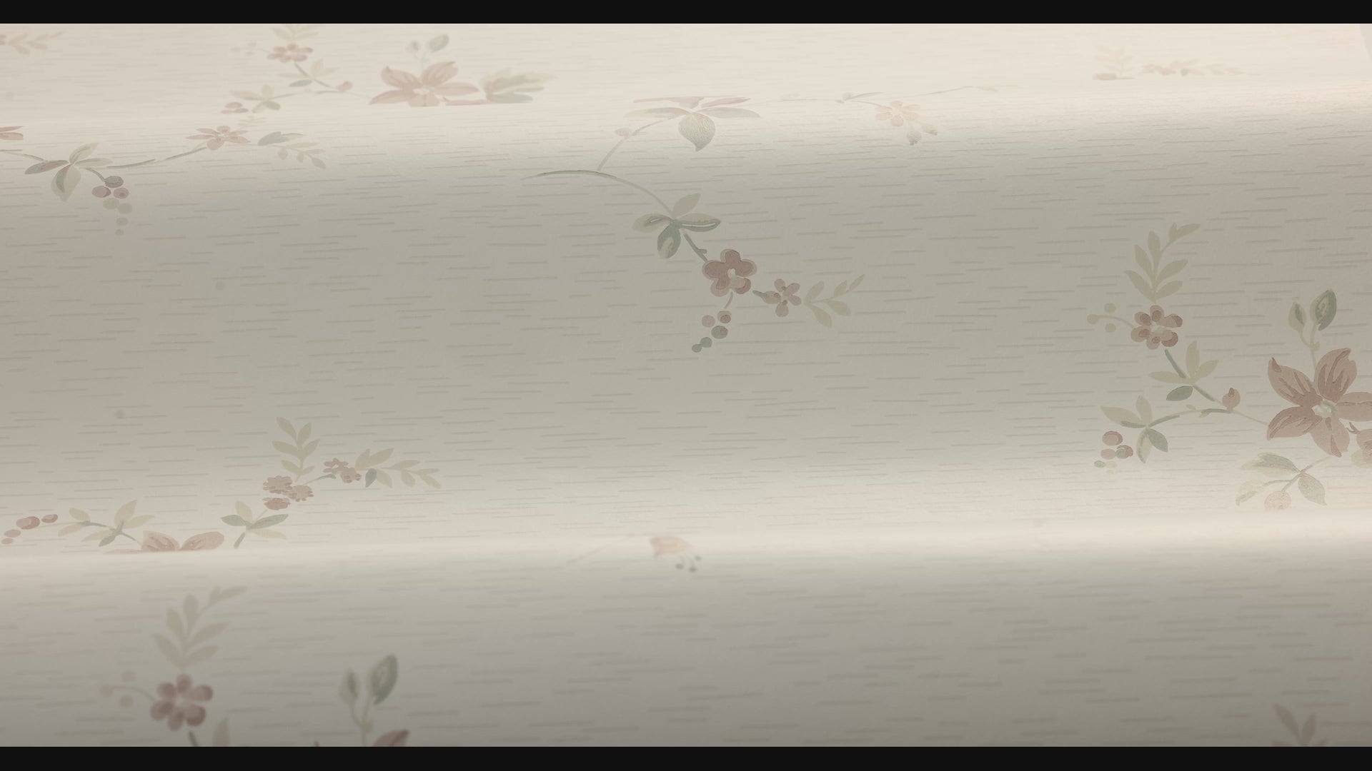 Beige SAGA behang met plantenmotief en roze