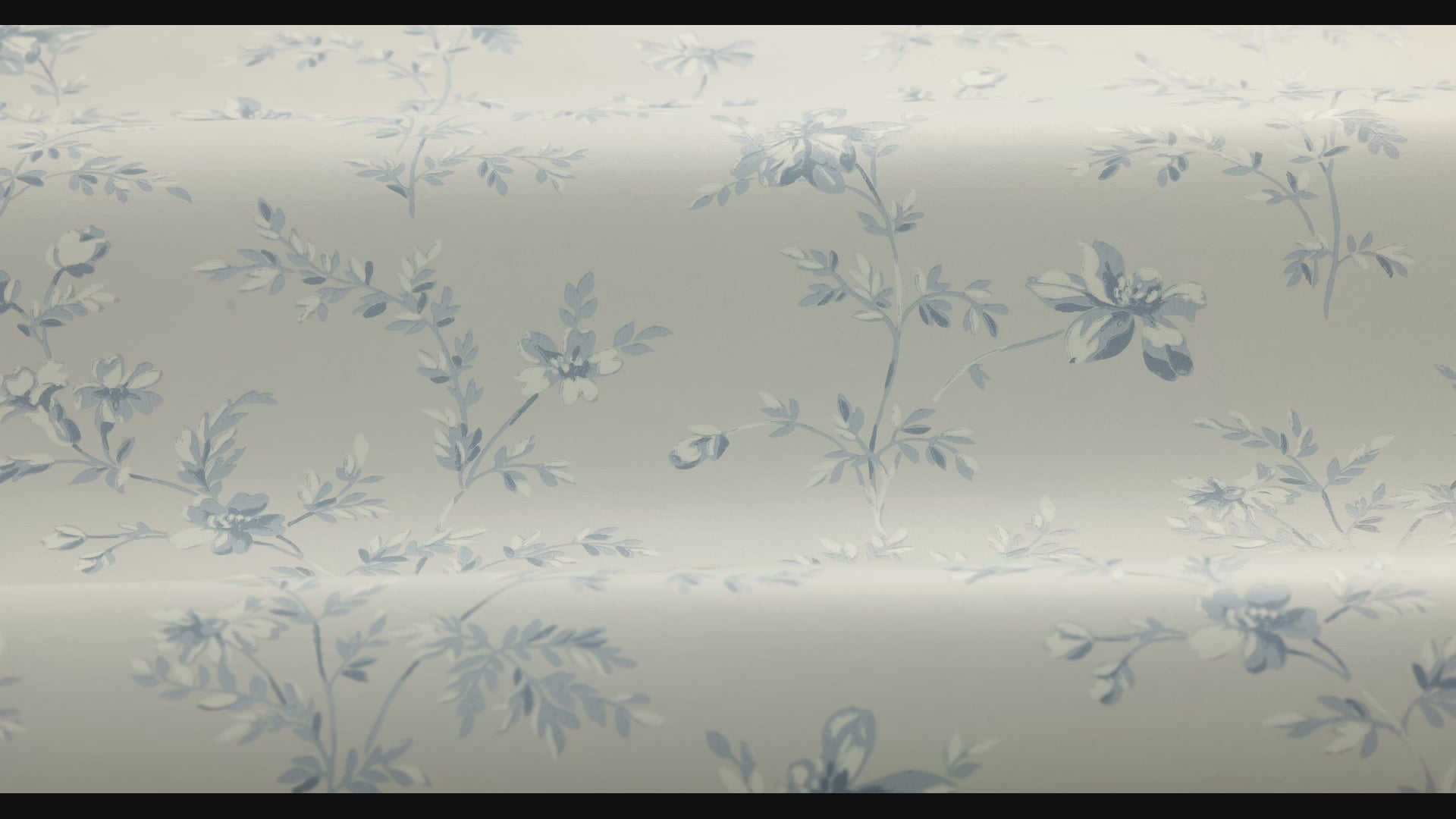 Beige wandtapijt met plantaal motief ÄNGSBLOMMA met blauw