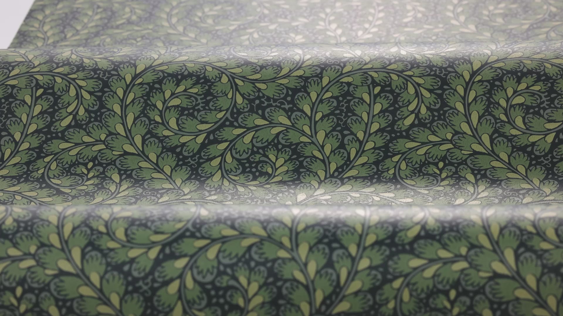 Behang met een plantenmotief van WILD FERNS groen