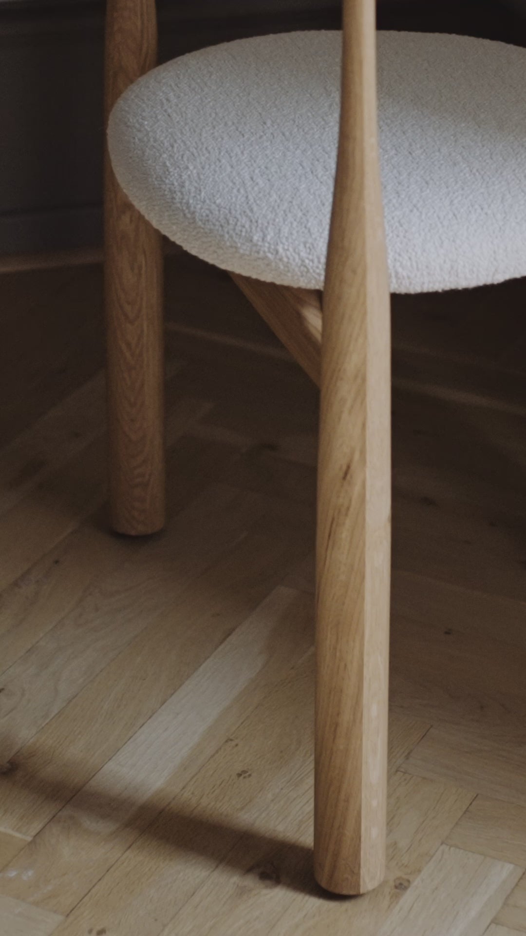 Bukowski -Stuhl mit einer Eichenbasis gepolstert