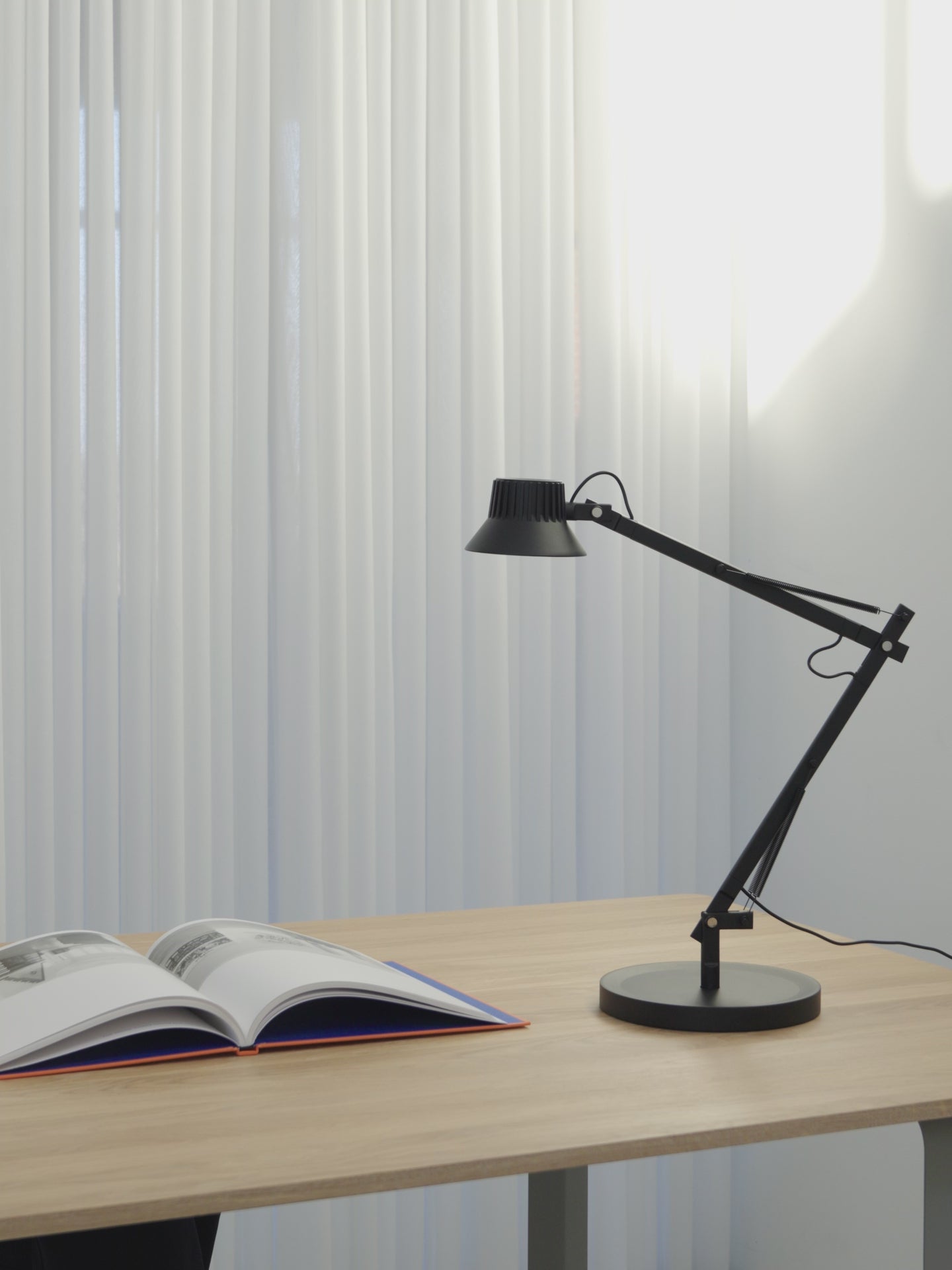 Lampa biurkowa regulowana DEDICATE czarny