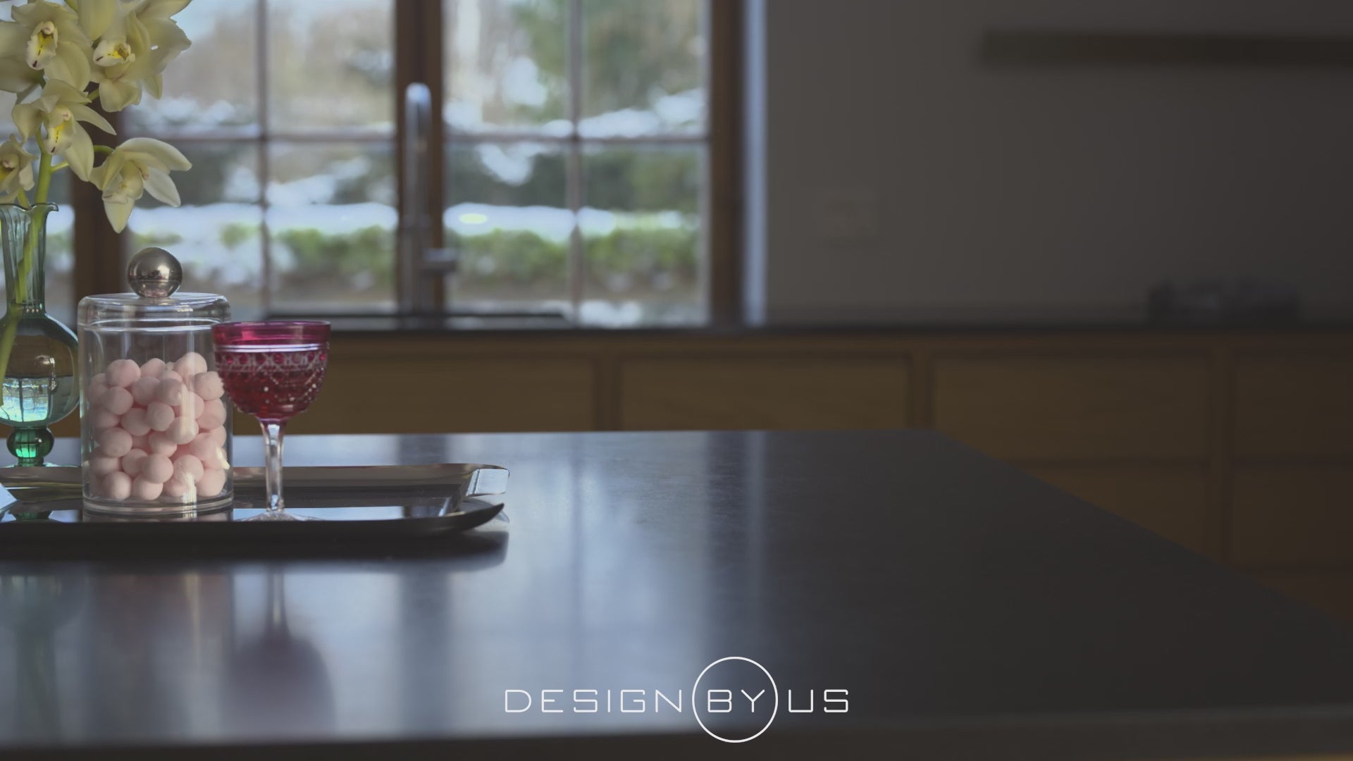 Draagbare lamp TRIP bruin marmer met melkachtig wit glas