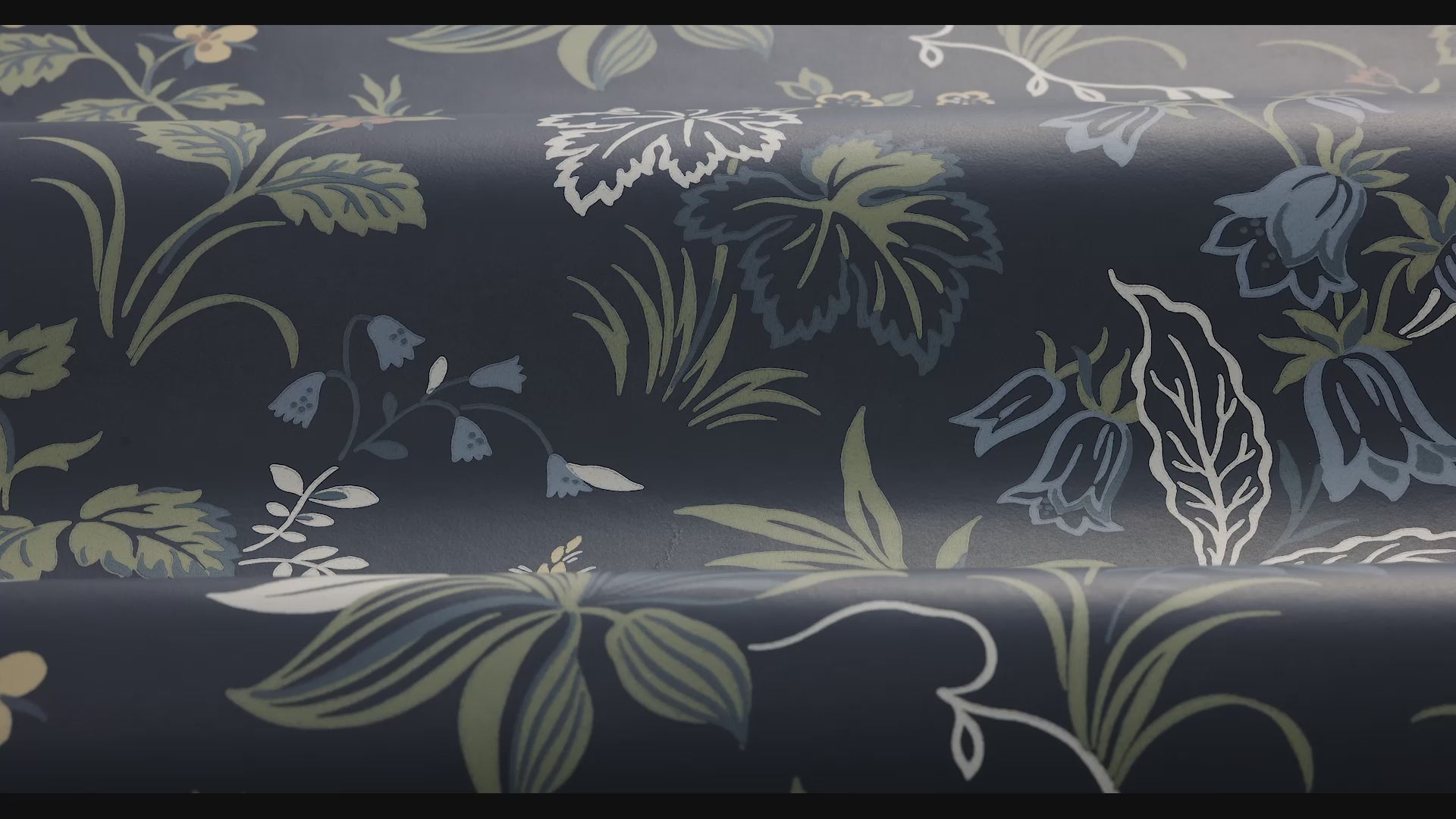 Behang met plantaal motief FOLKLORE marineblauw met groen