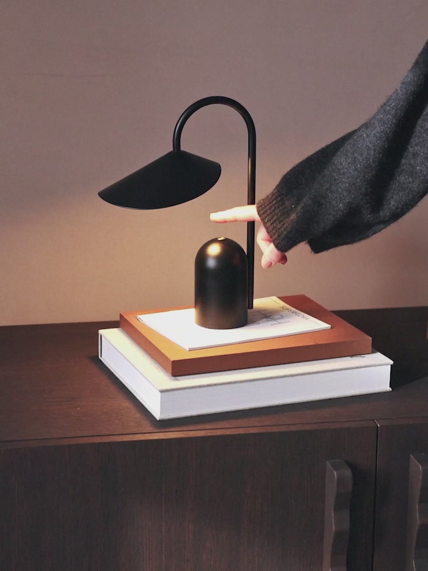 Black arum portable lamp