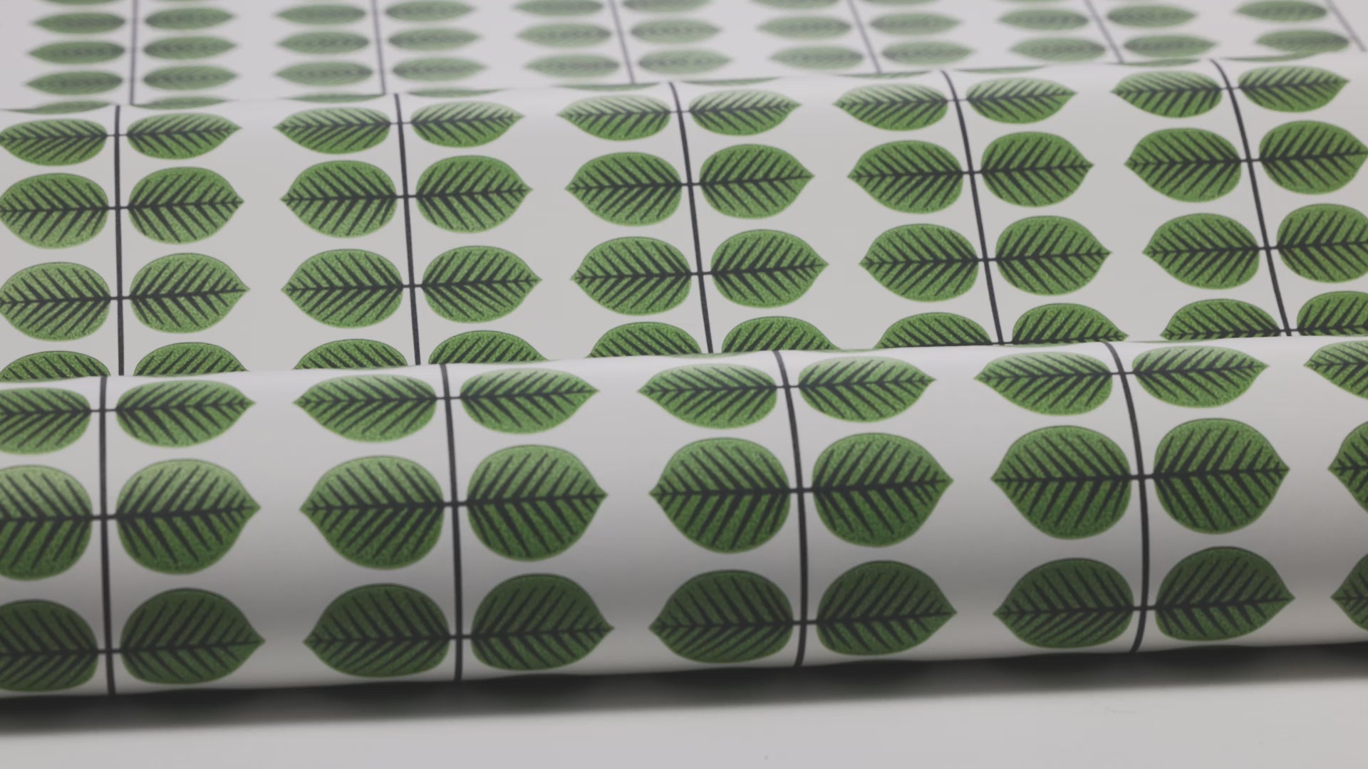 Behang met plantmotief van bladeren BERSÅ wit met groen