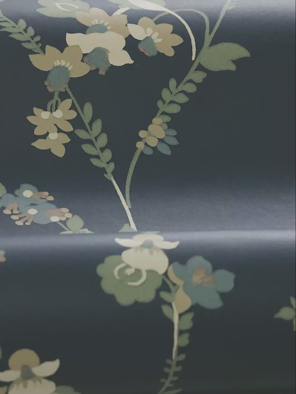 VERA bloemenmotief behang in marineblauw met groen