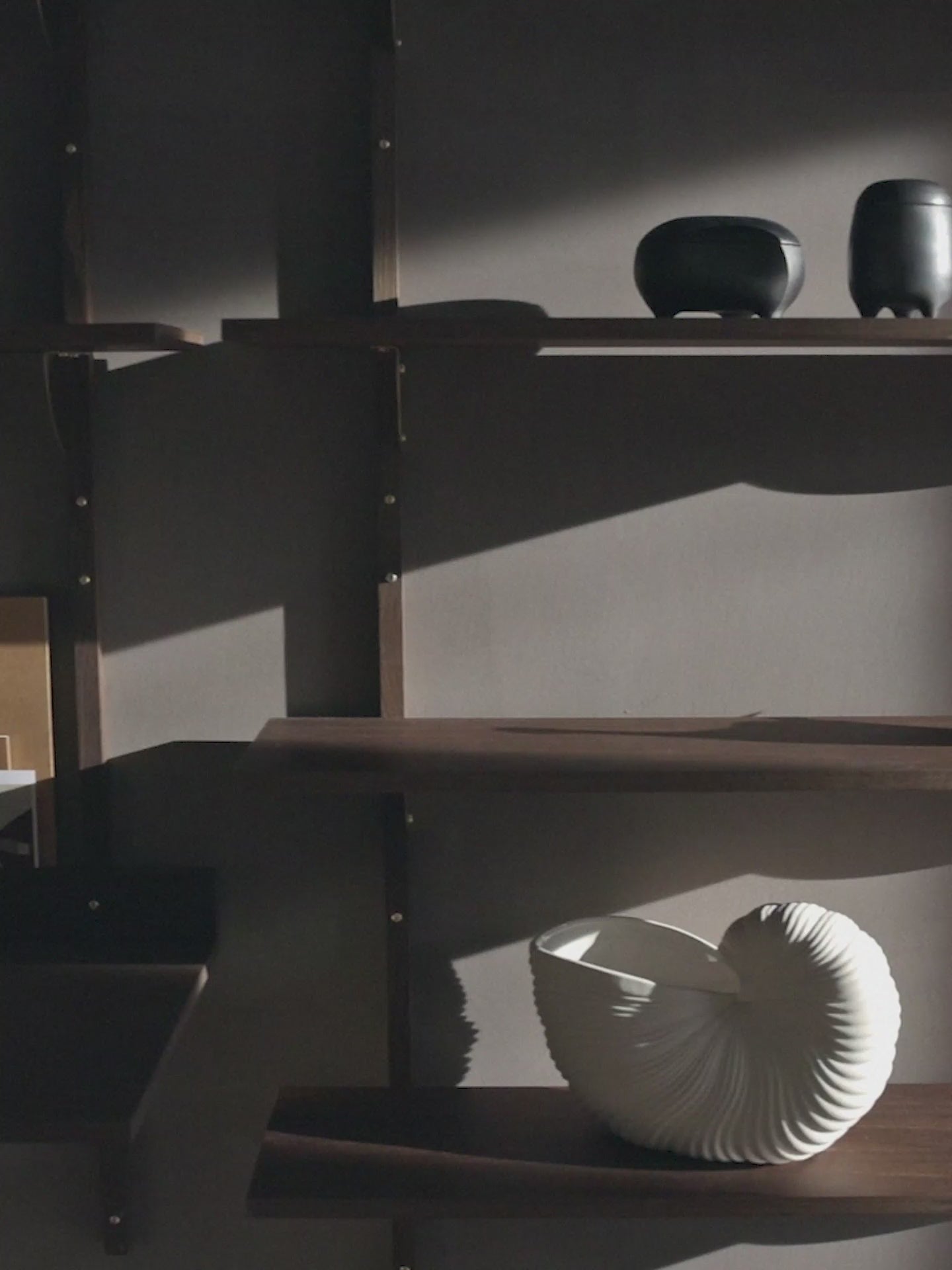 Wandbureau SECTOR DESK eikenfineer met messing afwerking