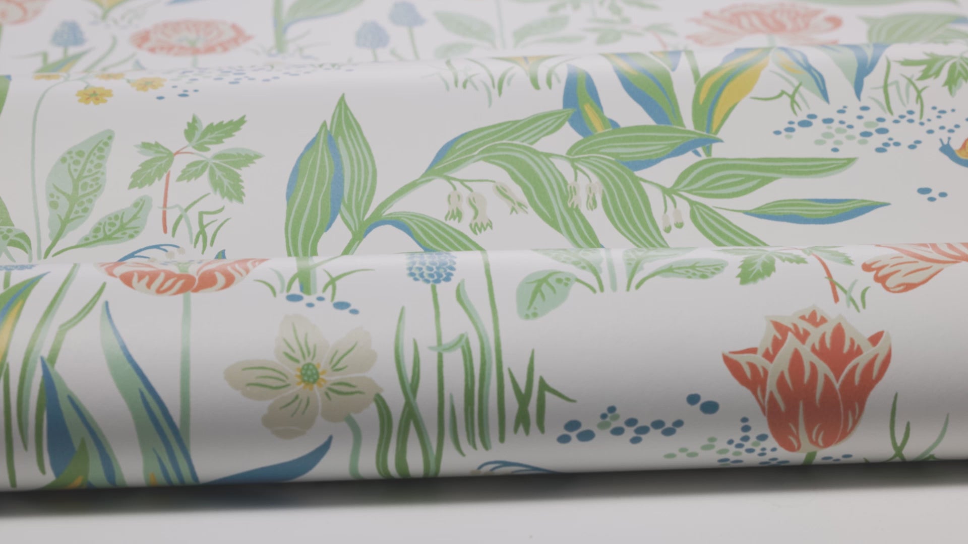 Behang met een plantenmotief van bloemen LENTE TUIN wit met groen