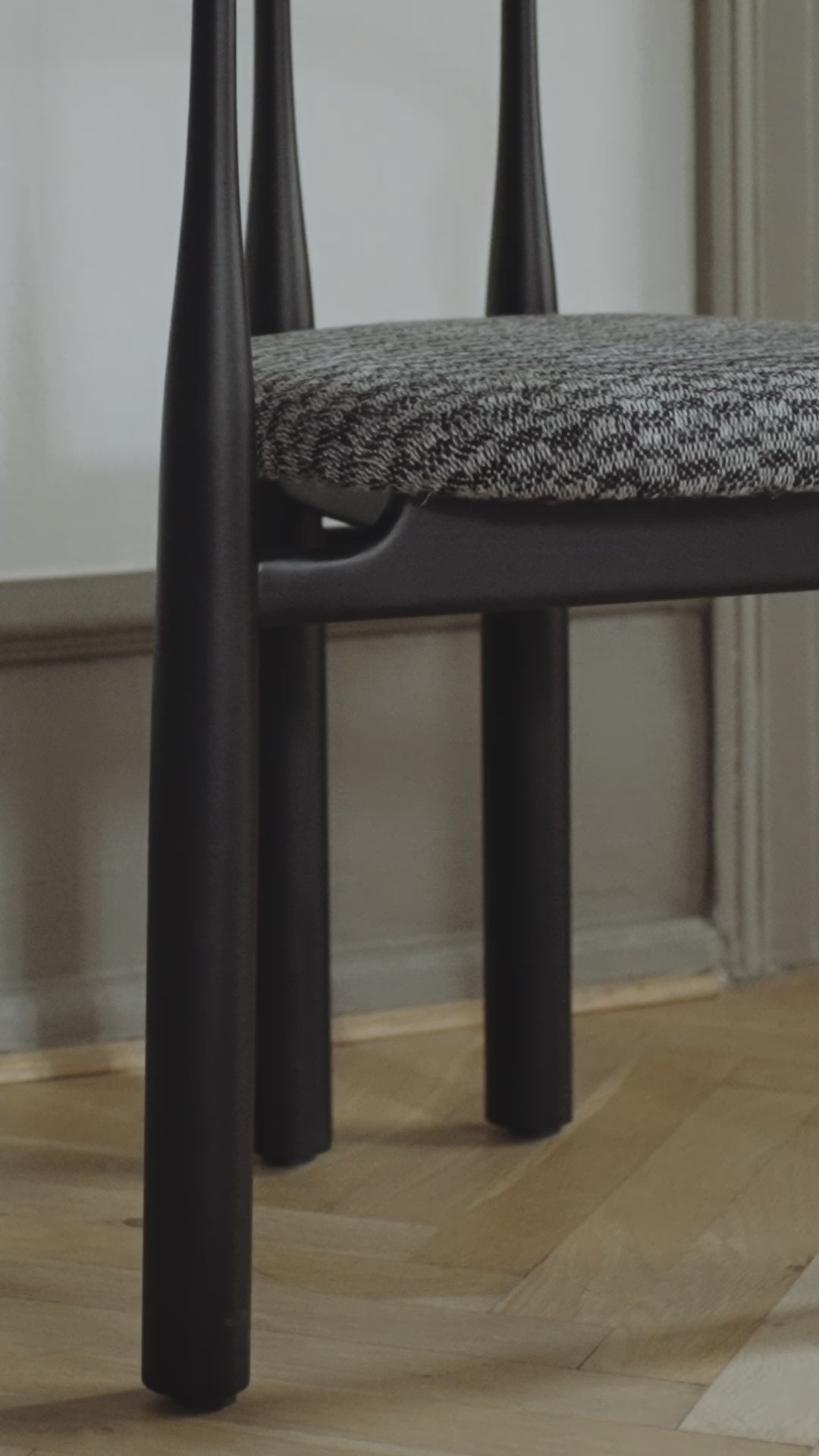 Gestoffeerde BUKOWSKI stoel met zwarte bogen van beukenhout