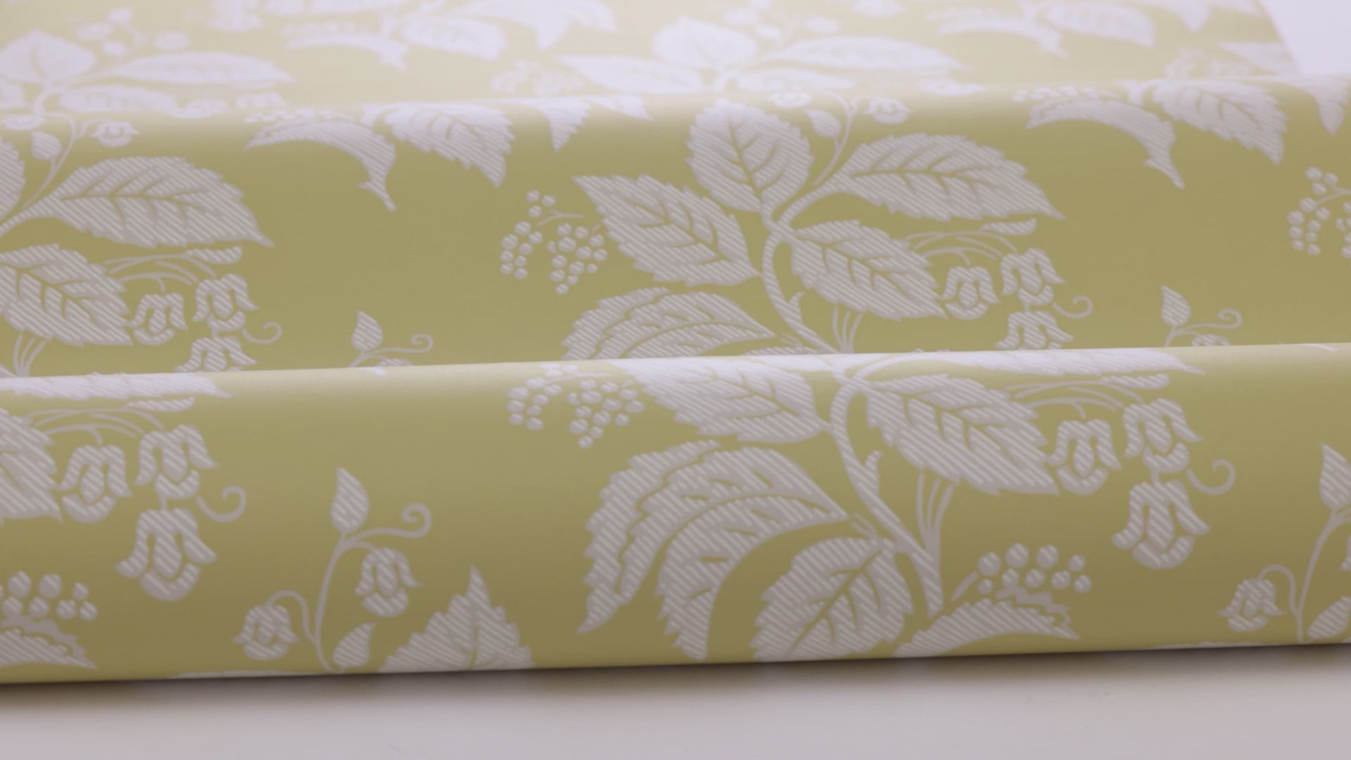 Vliesbehang van papier met plantaal patroon TENGBERGSKA geel met wit