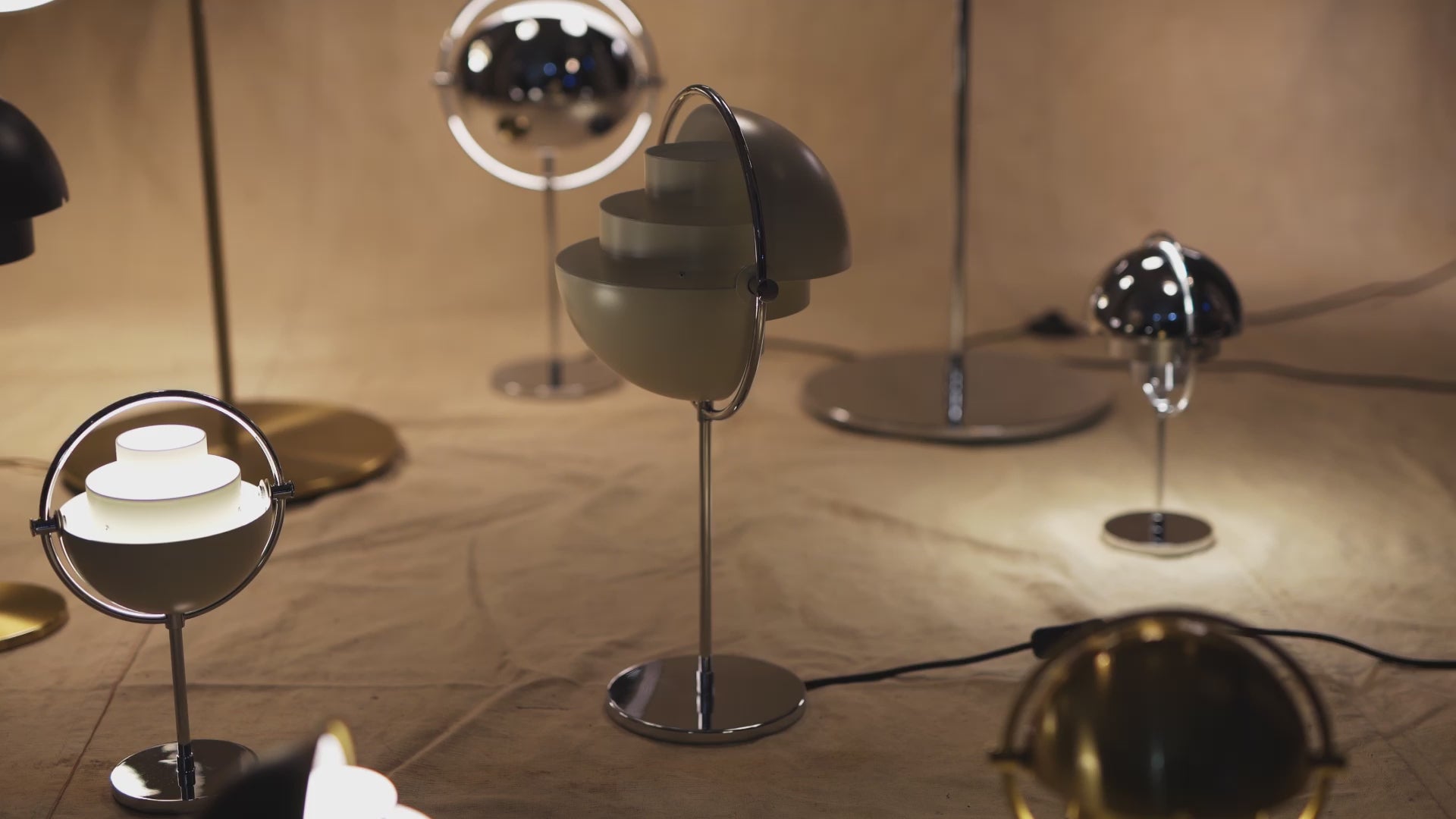 MULTI-LITE schwarze Tischlampe mit Messingsockel