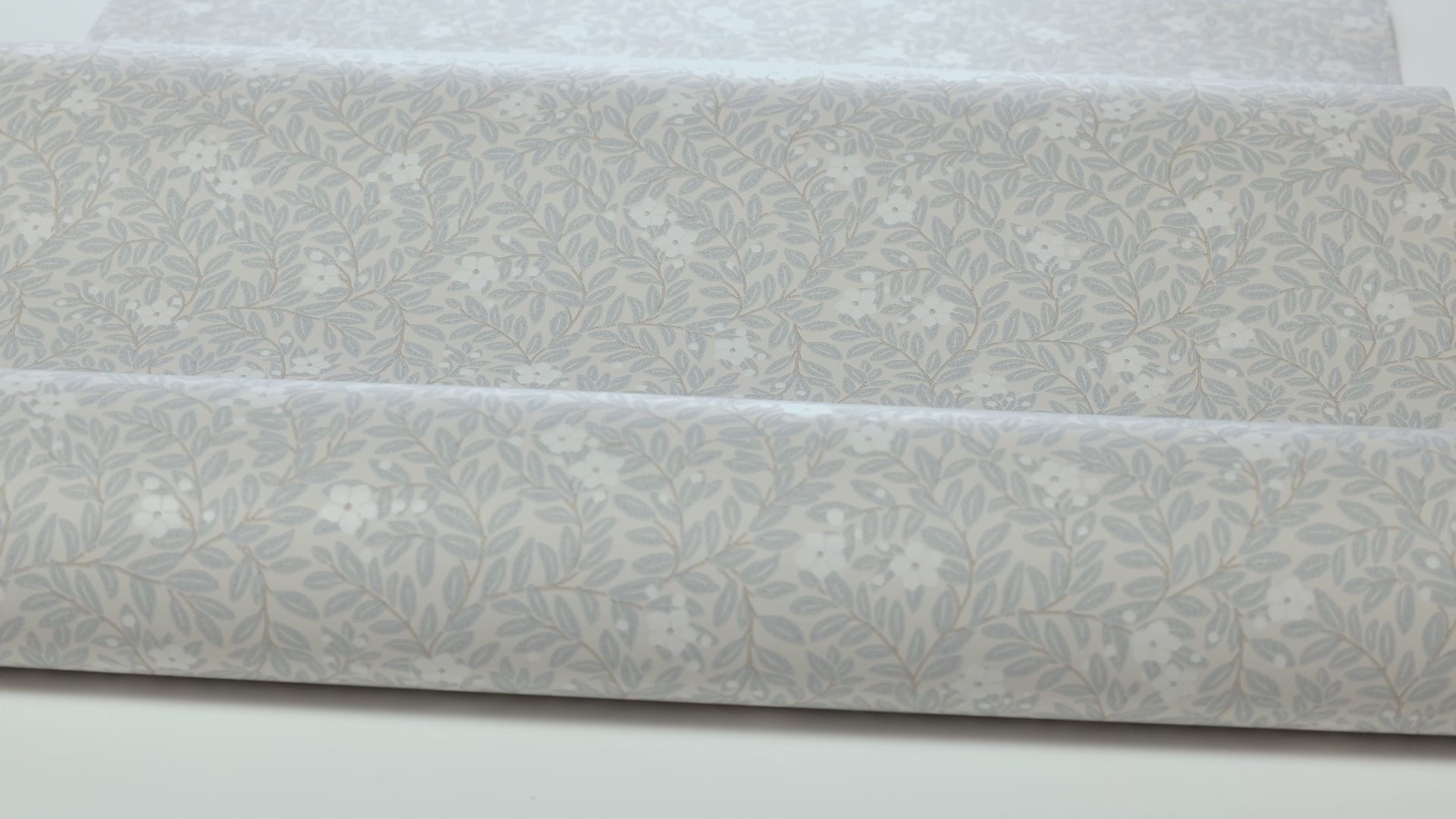 Tapete mit floralem Muster aus Blumen und Blättern MYRTEN, gedämpftes Blau mit Weiß