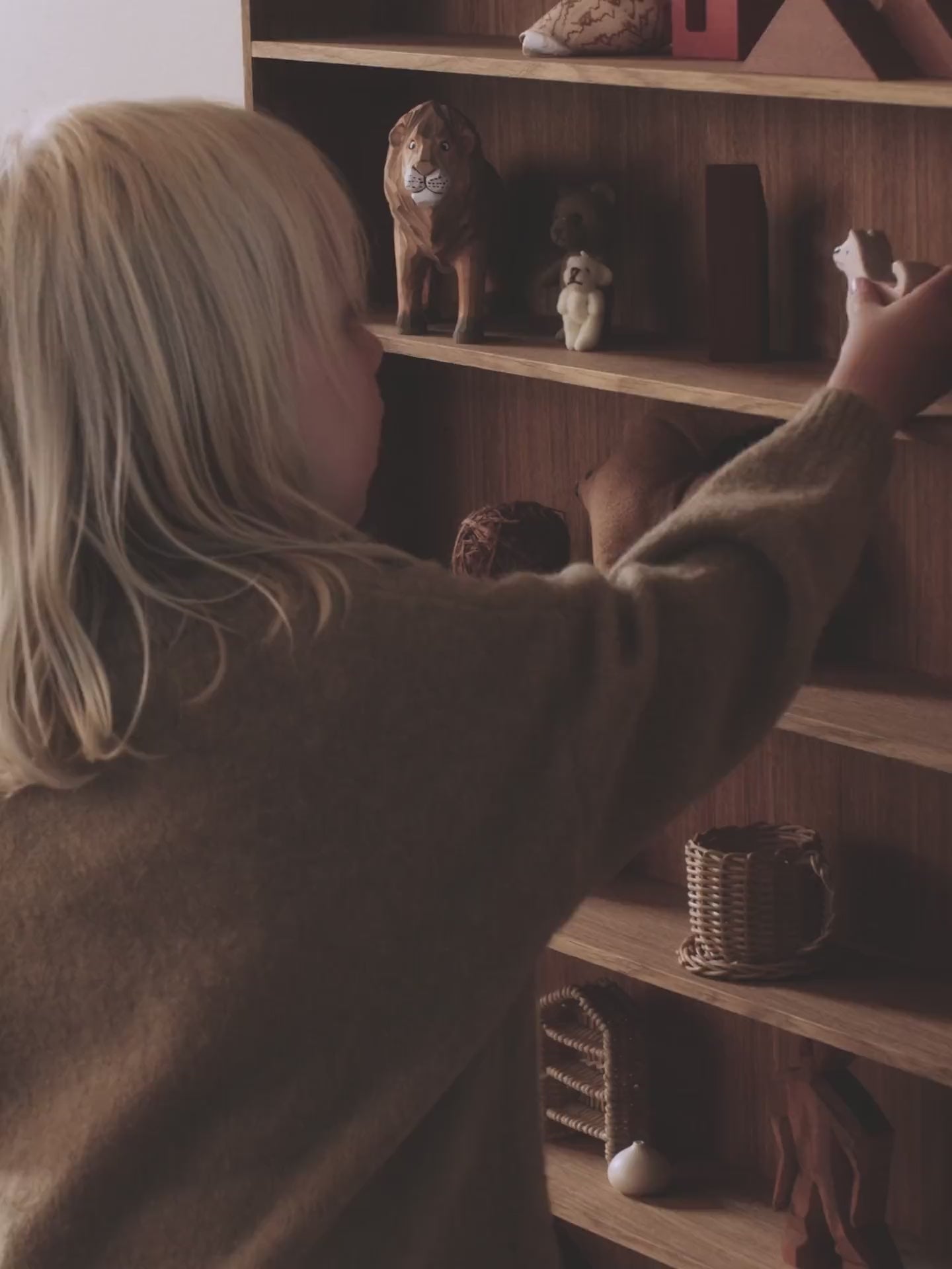 OVAL DORM hanging shelf, oiled oak