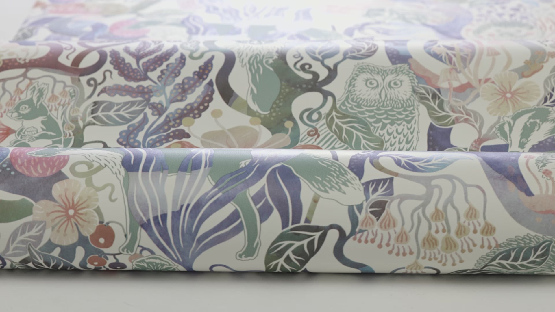 Kinder-Tapete mit dem Motiv des märchenhaften Waldes MAGIC WOODS beige mit marineblau