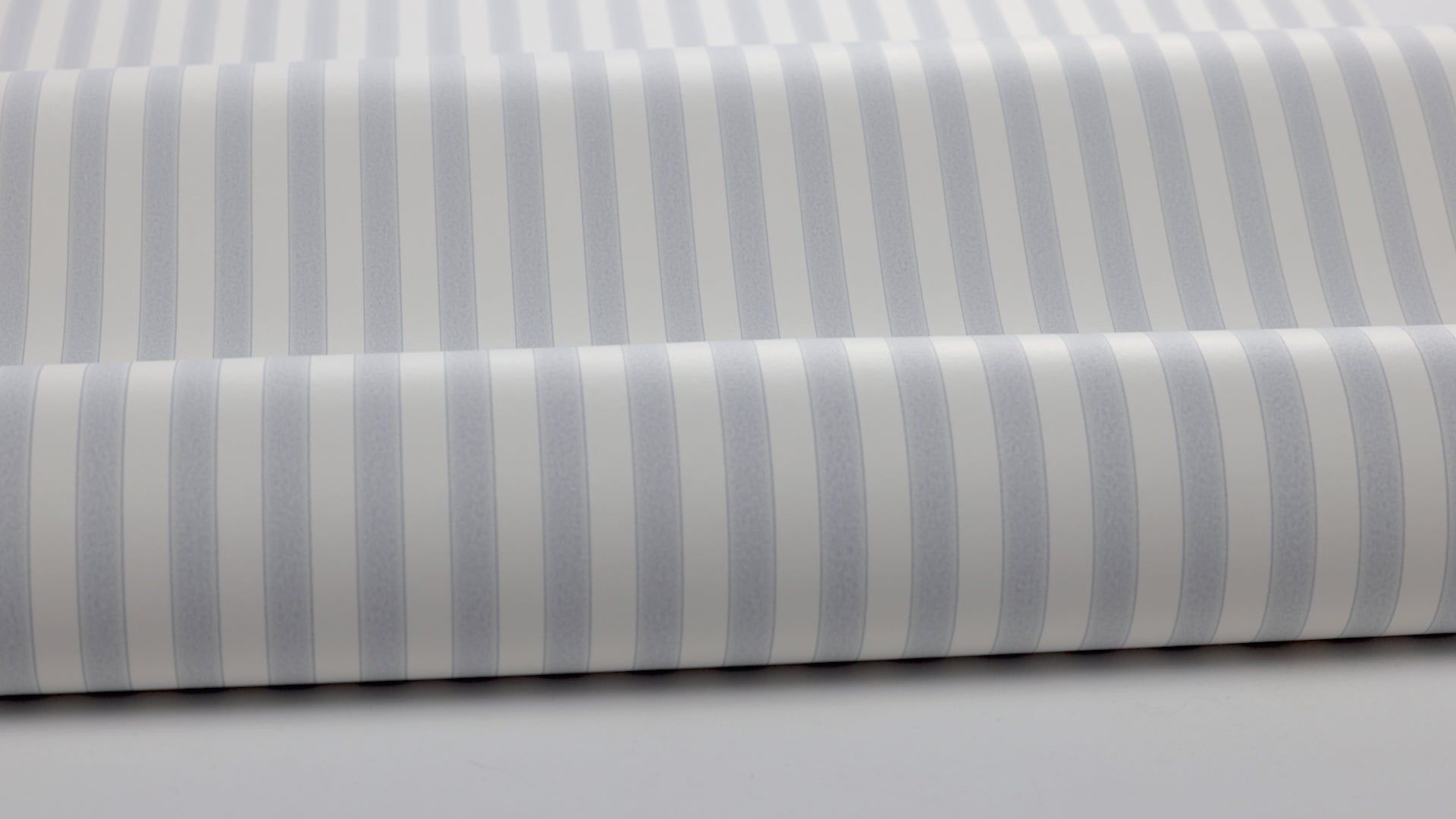 Gestreepte behang MÖLLE STRIPE blauw met beige