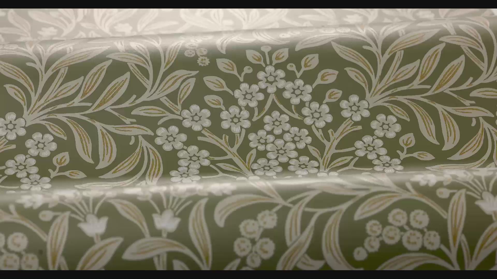 Vliesbehang met plantaal patroon KRYDDHYLLAN groen met beige