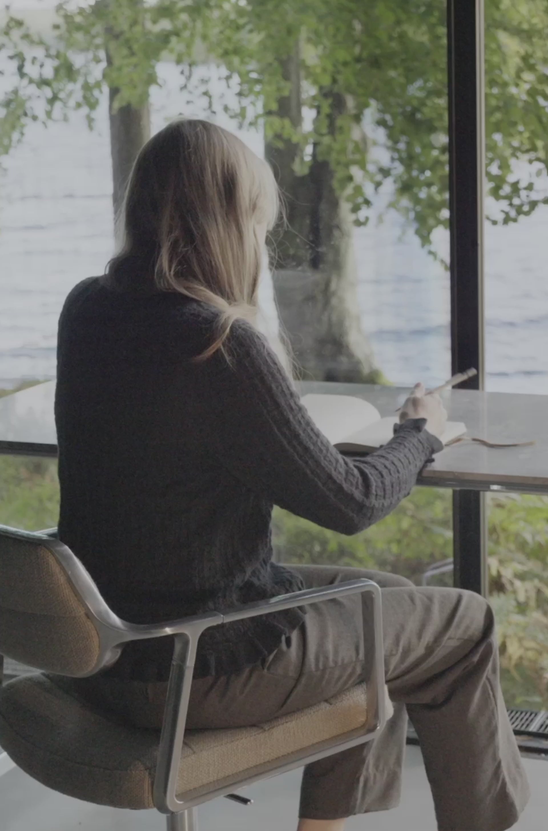 Bureau stoel 453+ zandkleurige stof met metalen basis