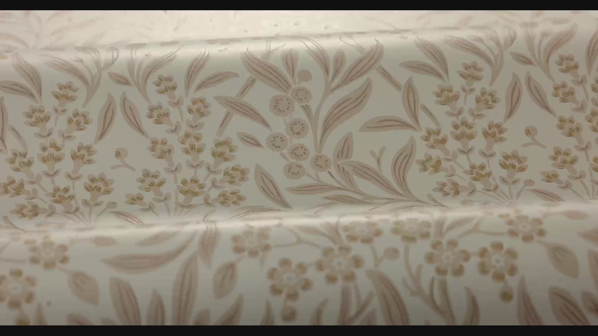 Vliesbehang met plantaal patroon KRYDDHYLLAN beige met roze