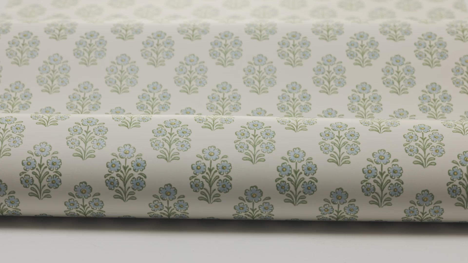 Behang met plantaal bloemenmotief SIBYLLA crème met blauw