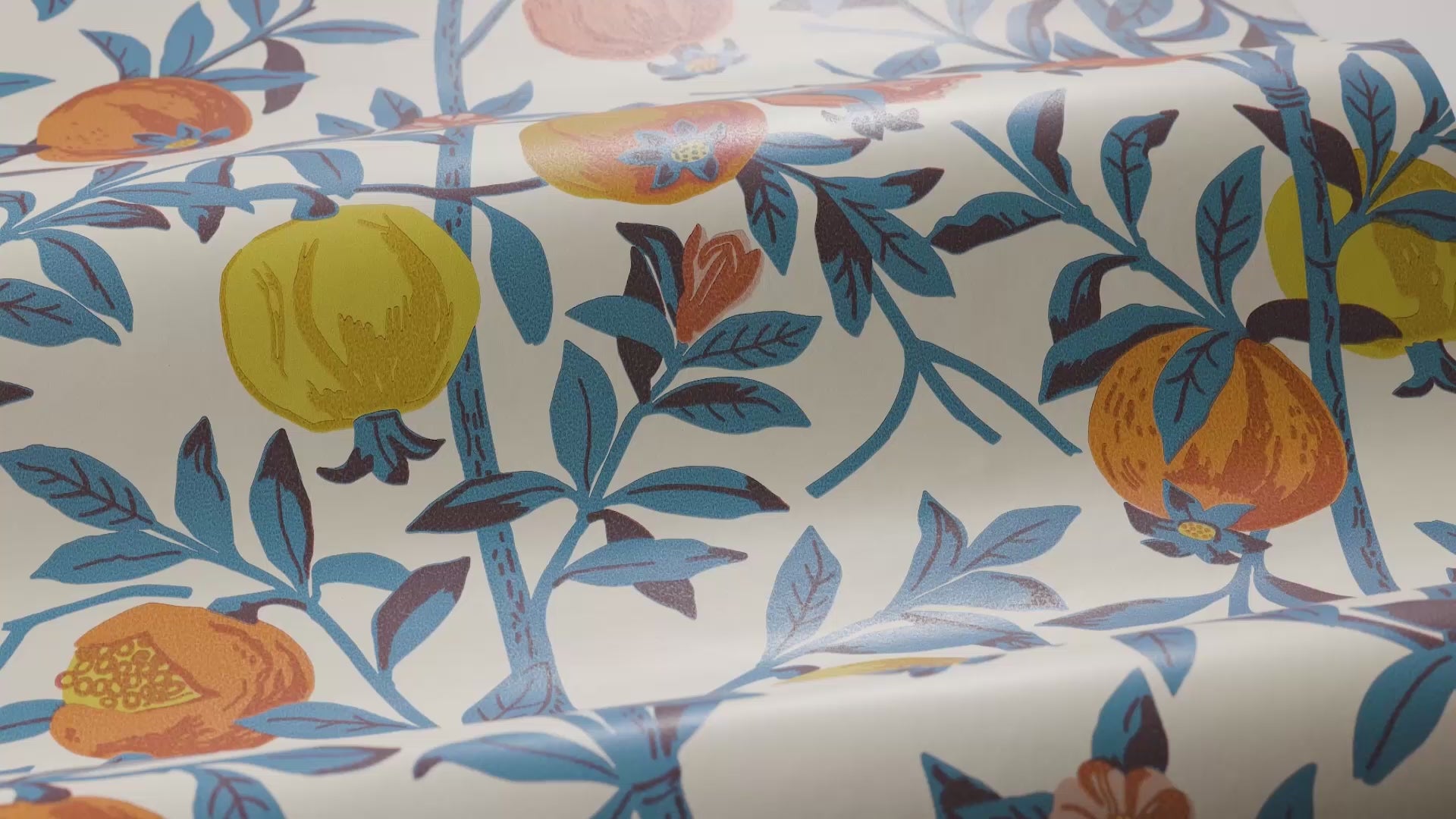 Behang met een plantaardig patroon van granaatappelvruchten wit met blauw en oranje
