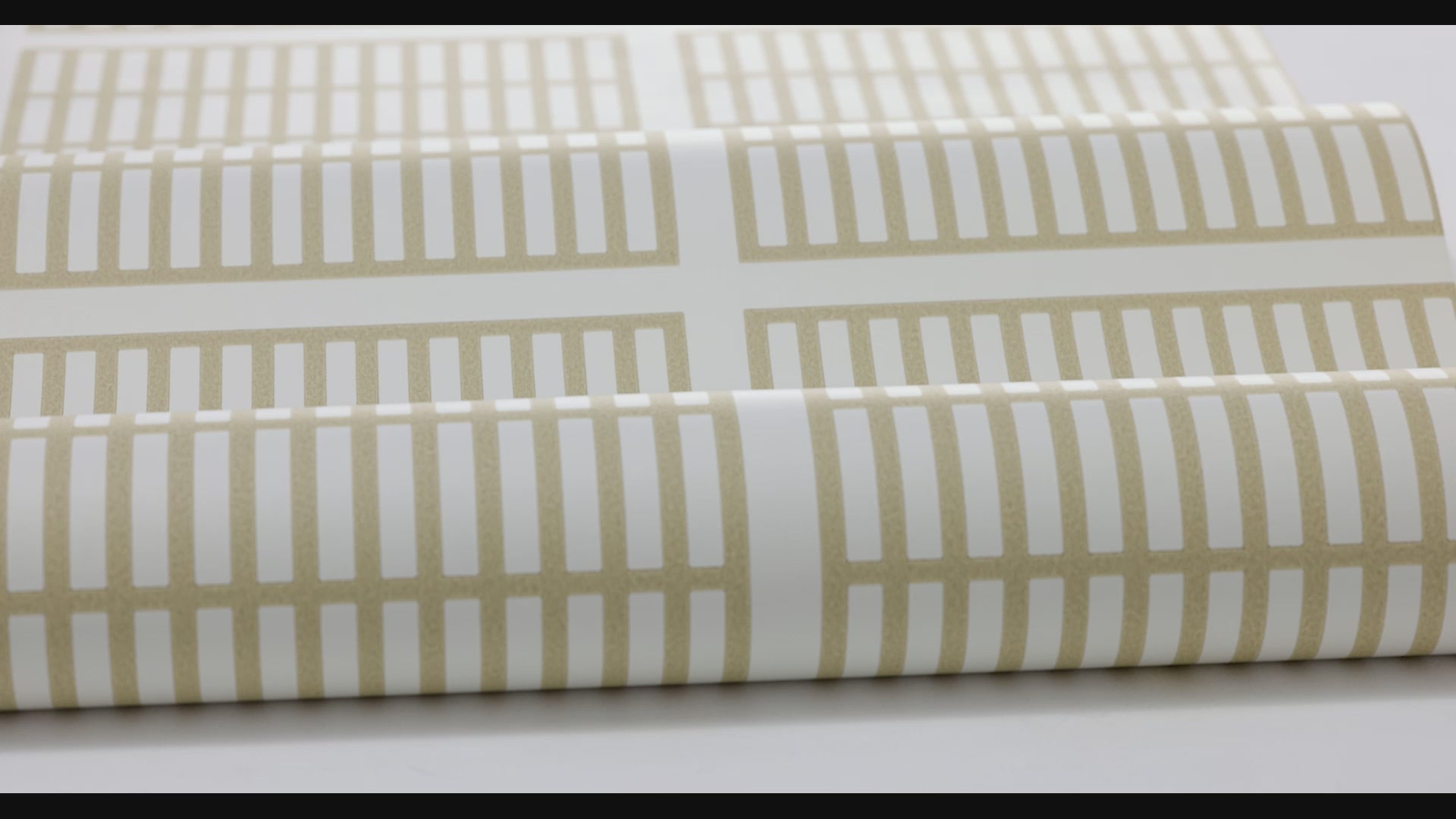 Beige behang met geometrisch patroon ALVAR AALTO 14/6 met wit