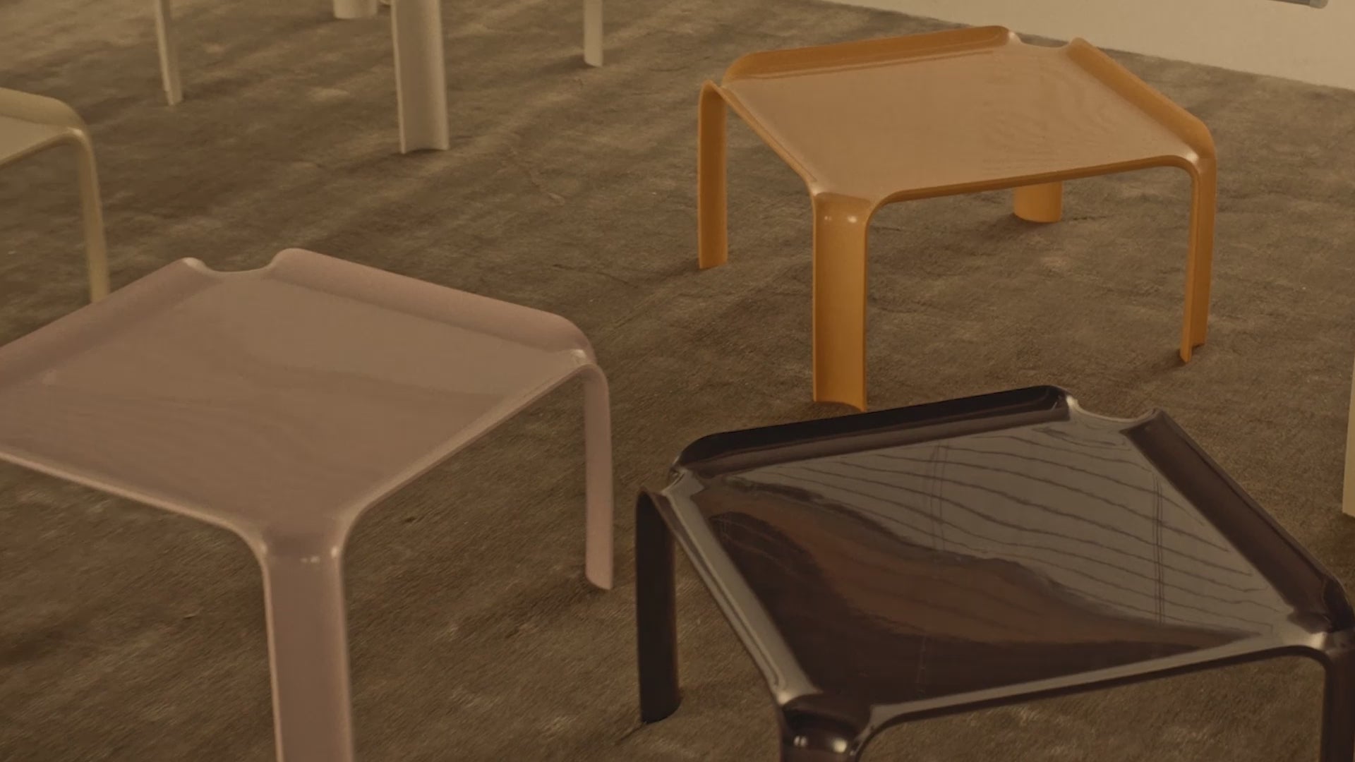 Lavendelkleurige salontafel T877