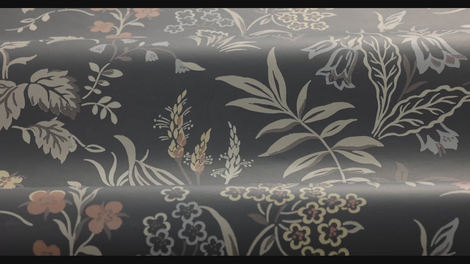 Beige en bruine FOLKLORE behang met plantenmotief