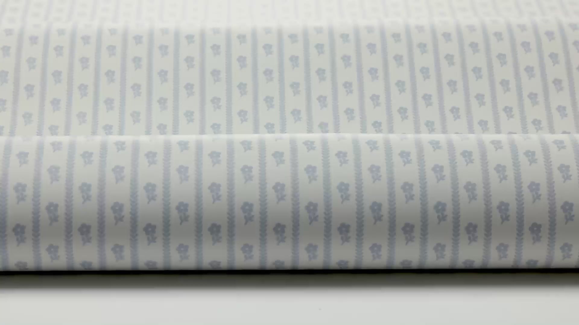 Behang in lijnen met plantaal motief LILLA LYCKAN wit met blauw