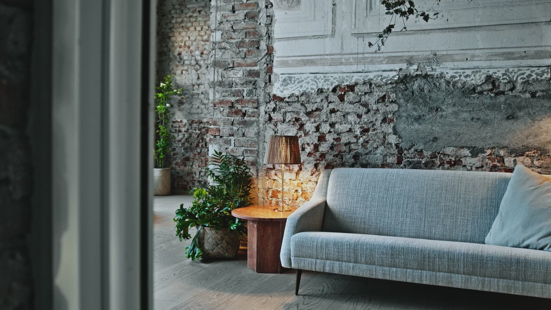 Tischlampe 9205 mit beigem Schirm und goldenem Fuß