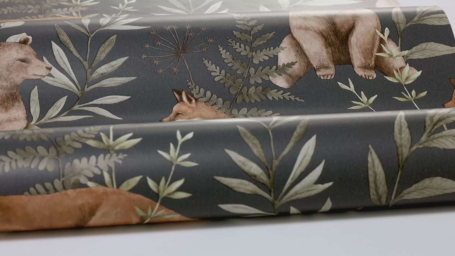 Kinder-Tapete mit Pflanzen- und Tiermotiv WILD FOREST schwarz