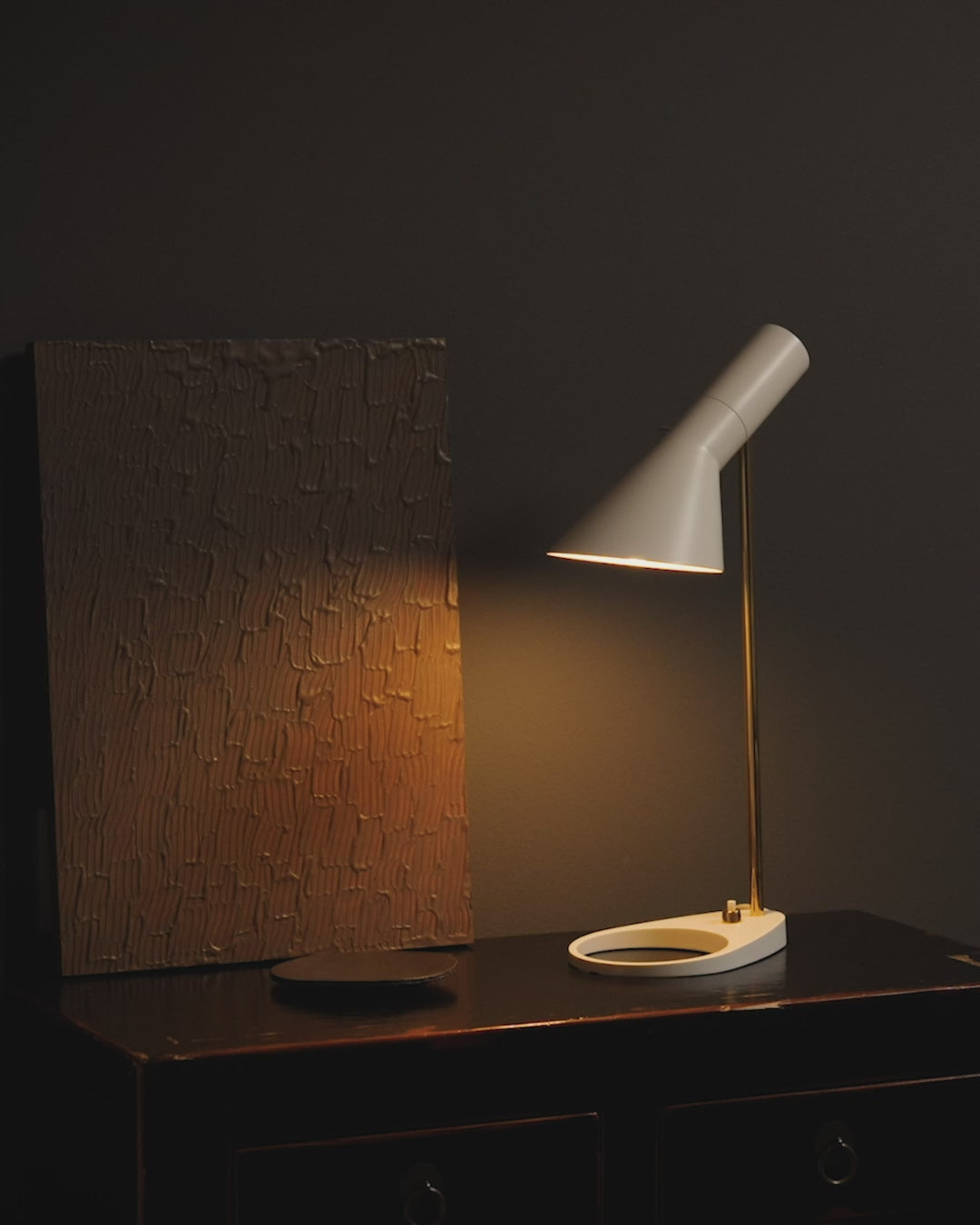 Lampa stołowa AJ MINI ciepły szary z mosiężnym