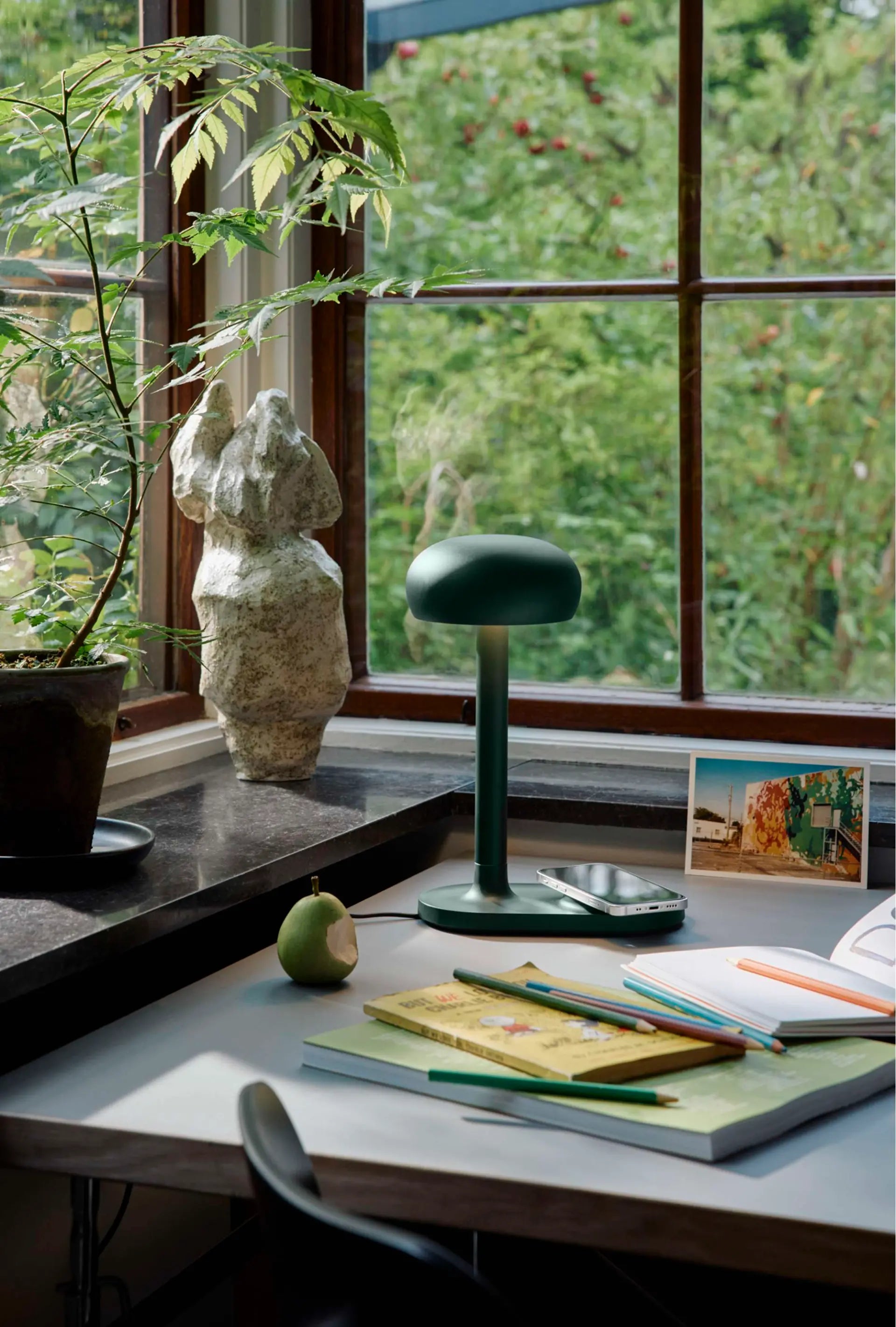 Tischlampe mit kabellosem Ladegerät EMENDO grün