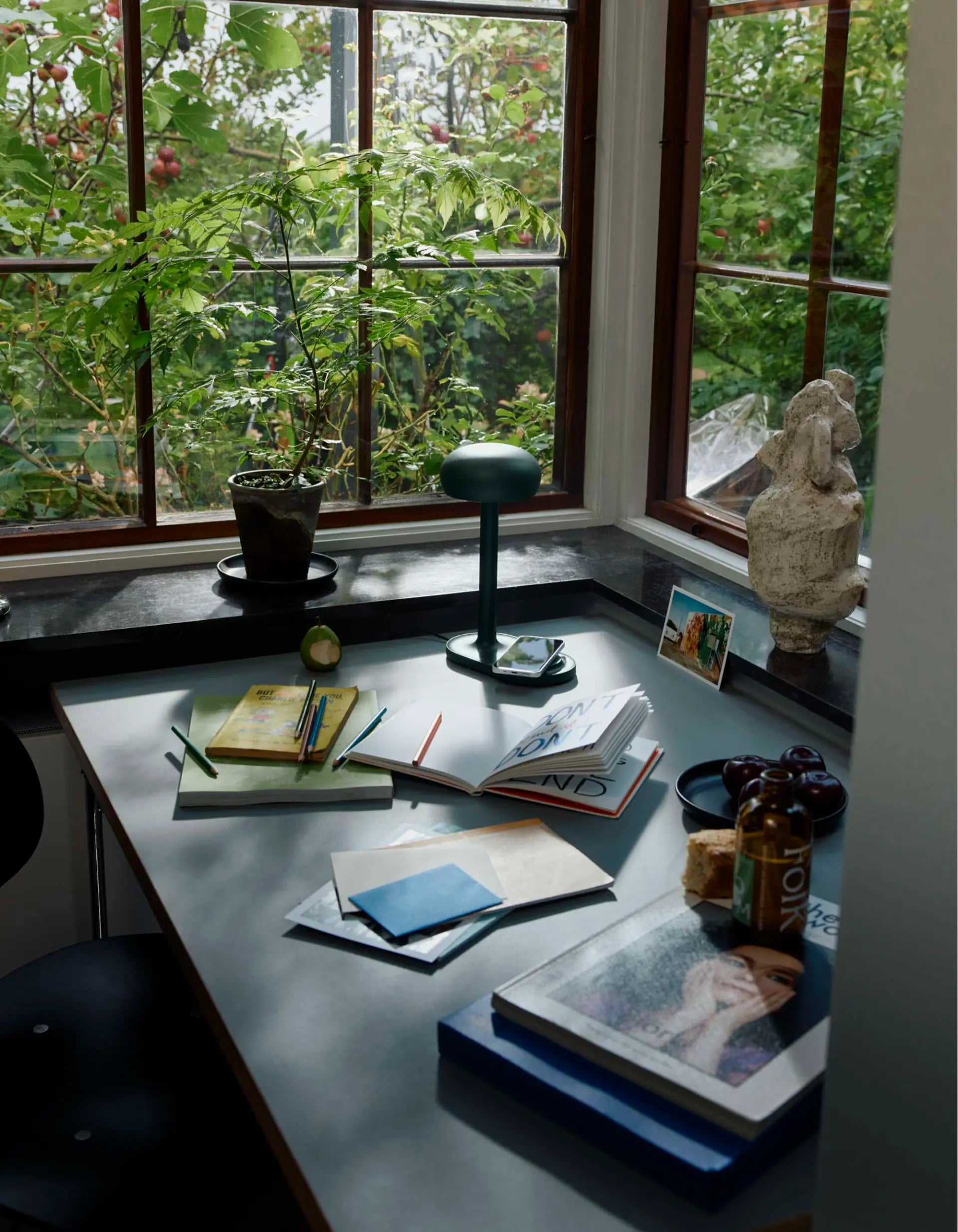 Tischlampe mit kabellosem Ladegerät EMENDO grün