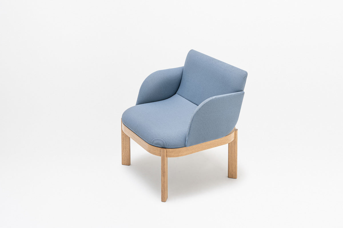 Gestoffeerde fauteuil RAMP met houten basis