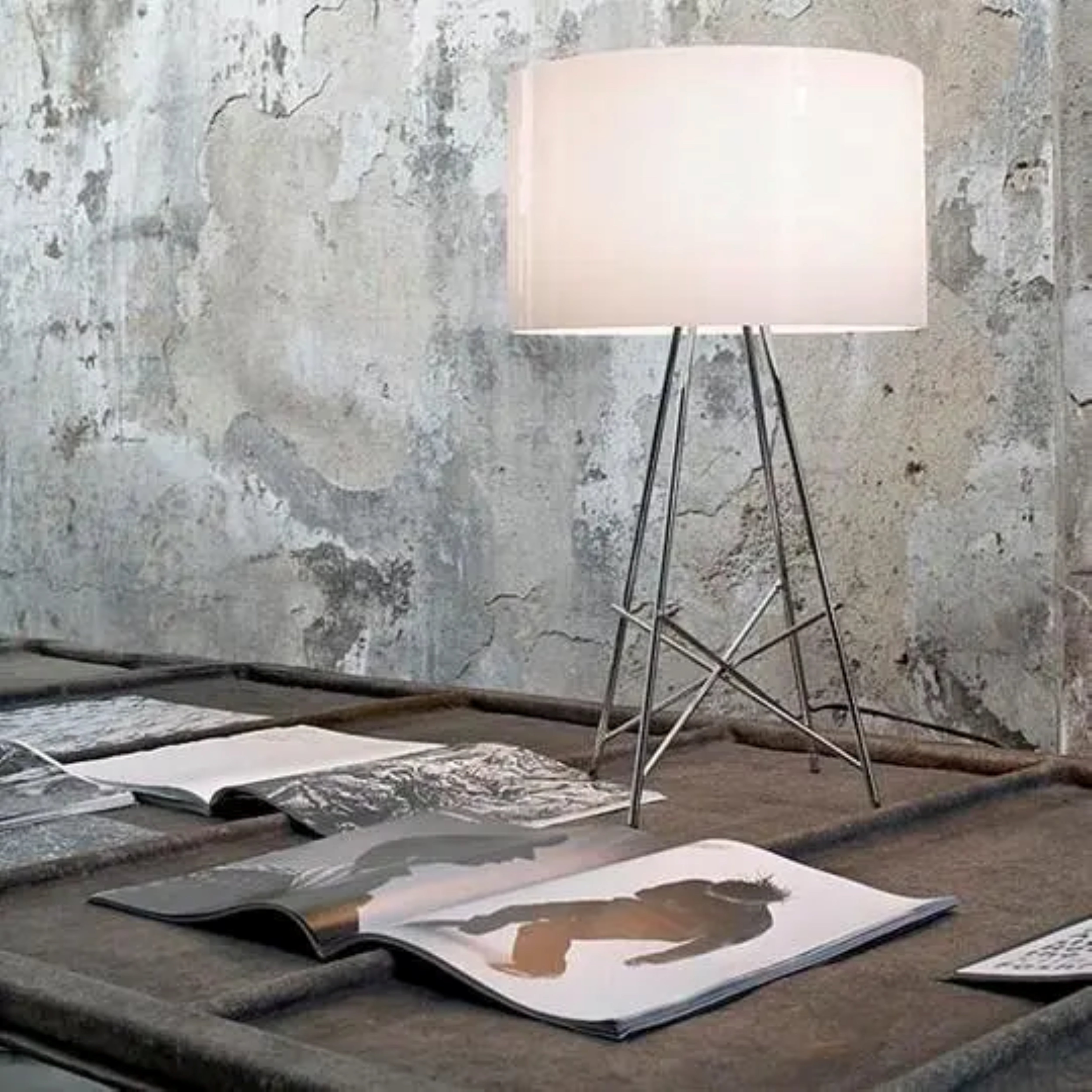 Tischlampe RAY weiß mit Metallbasis