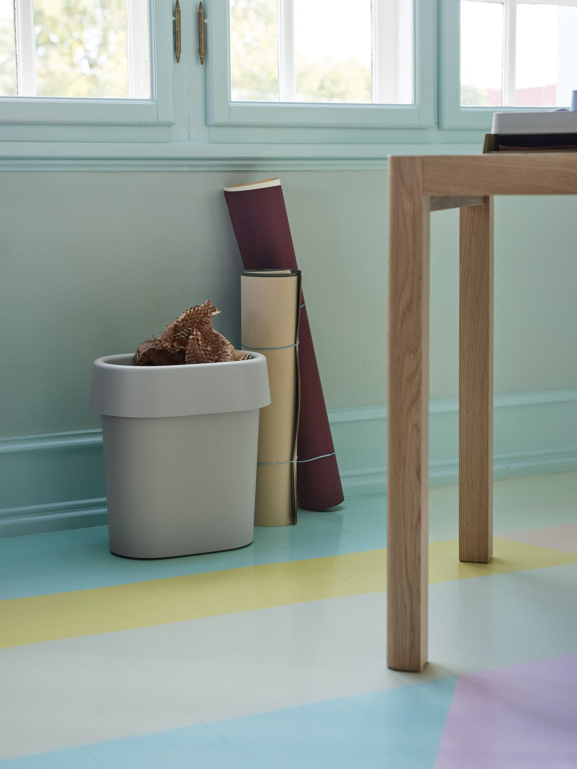 Tafel WORKSHOP grijs linoleum met eiken basis