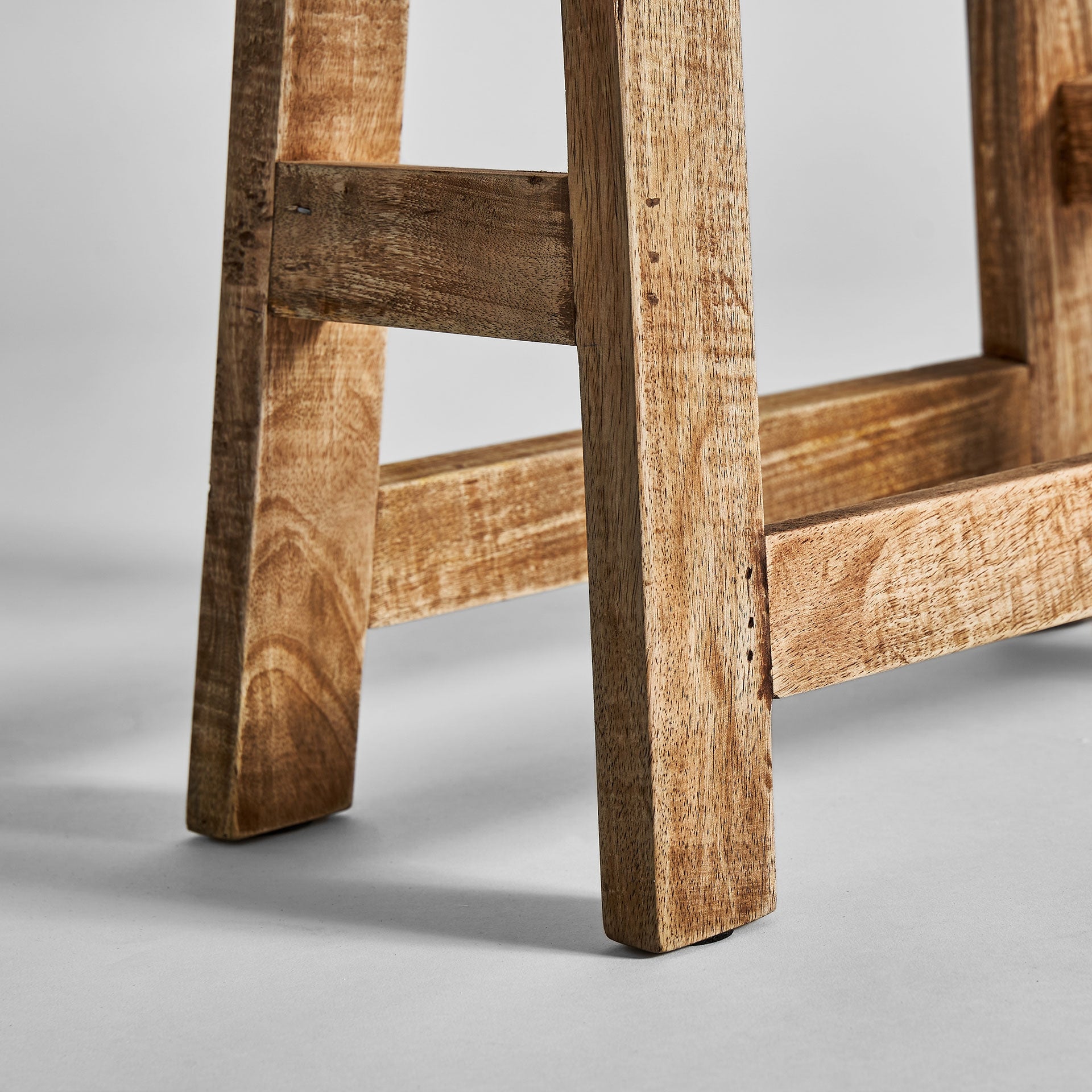 Houten VAYOR kruk van mango met leren zitting