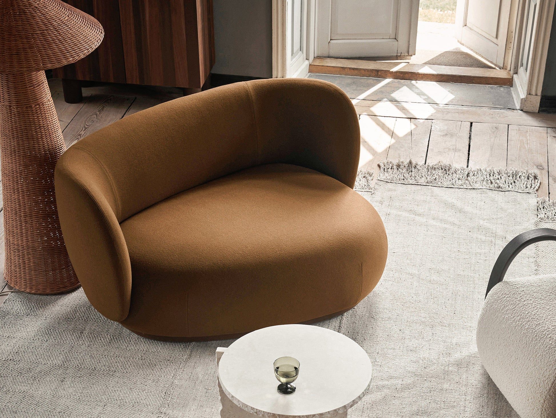 Sofa prawostronna RICO CURVE Boucle złamana biel – tkanina bouclé