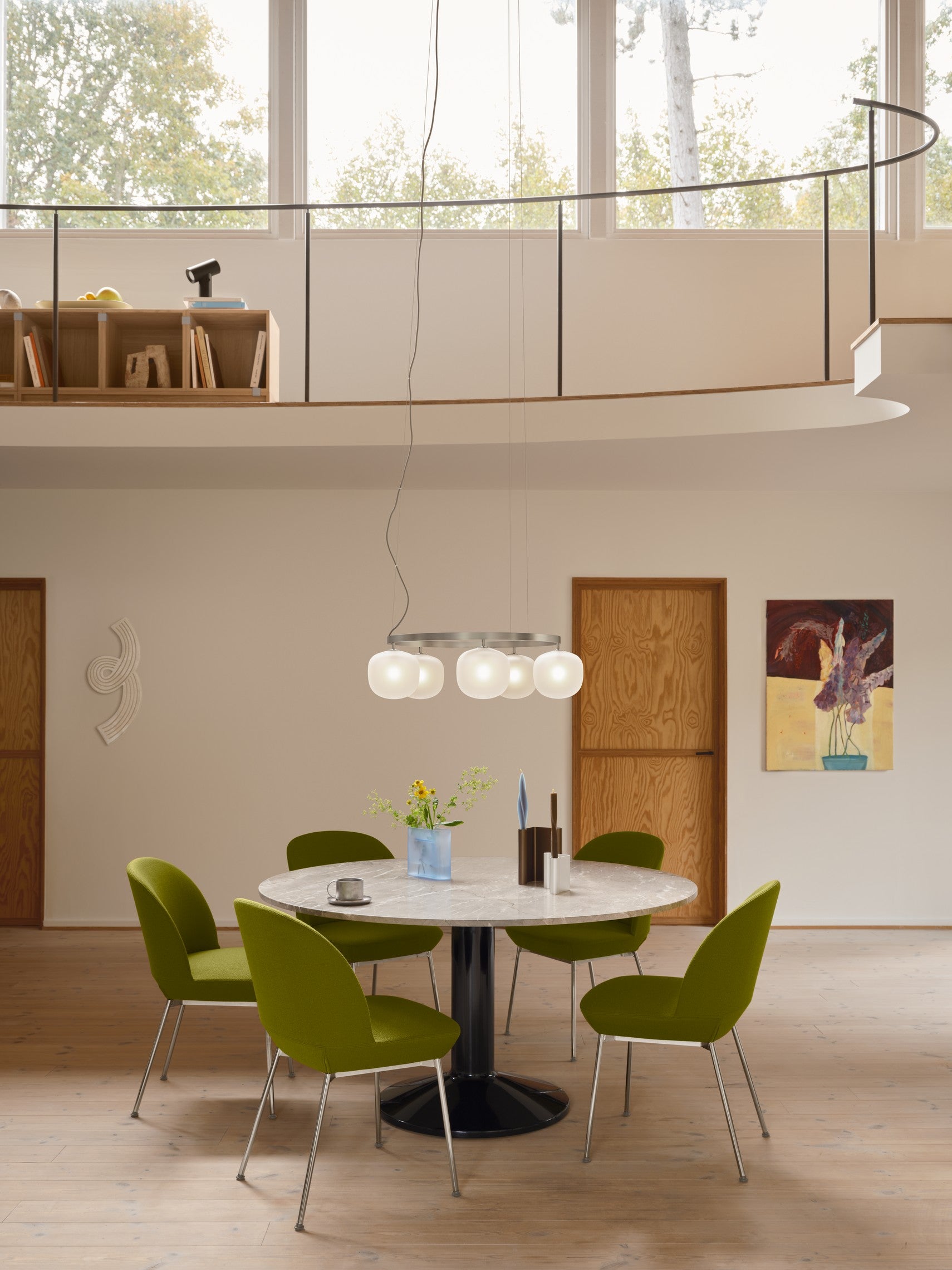 Ronde tafel MIDST grijs marmer met bordeauxkleurige basis