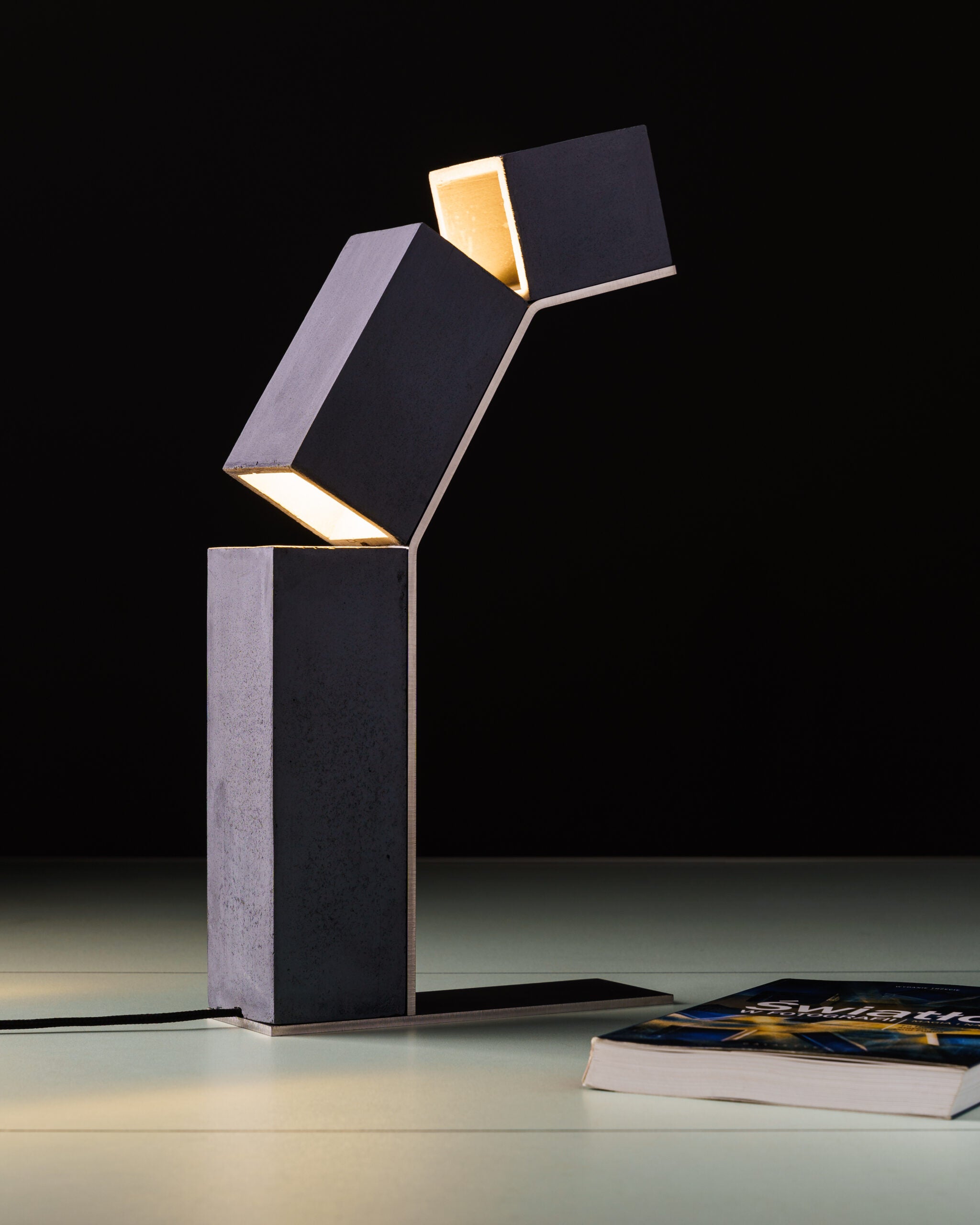 ROBOT concrete table lamp