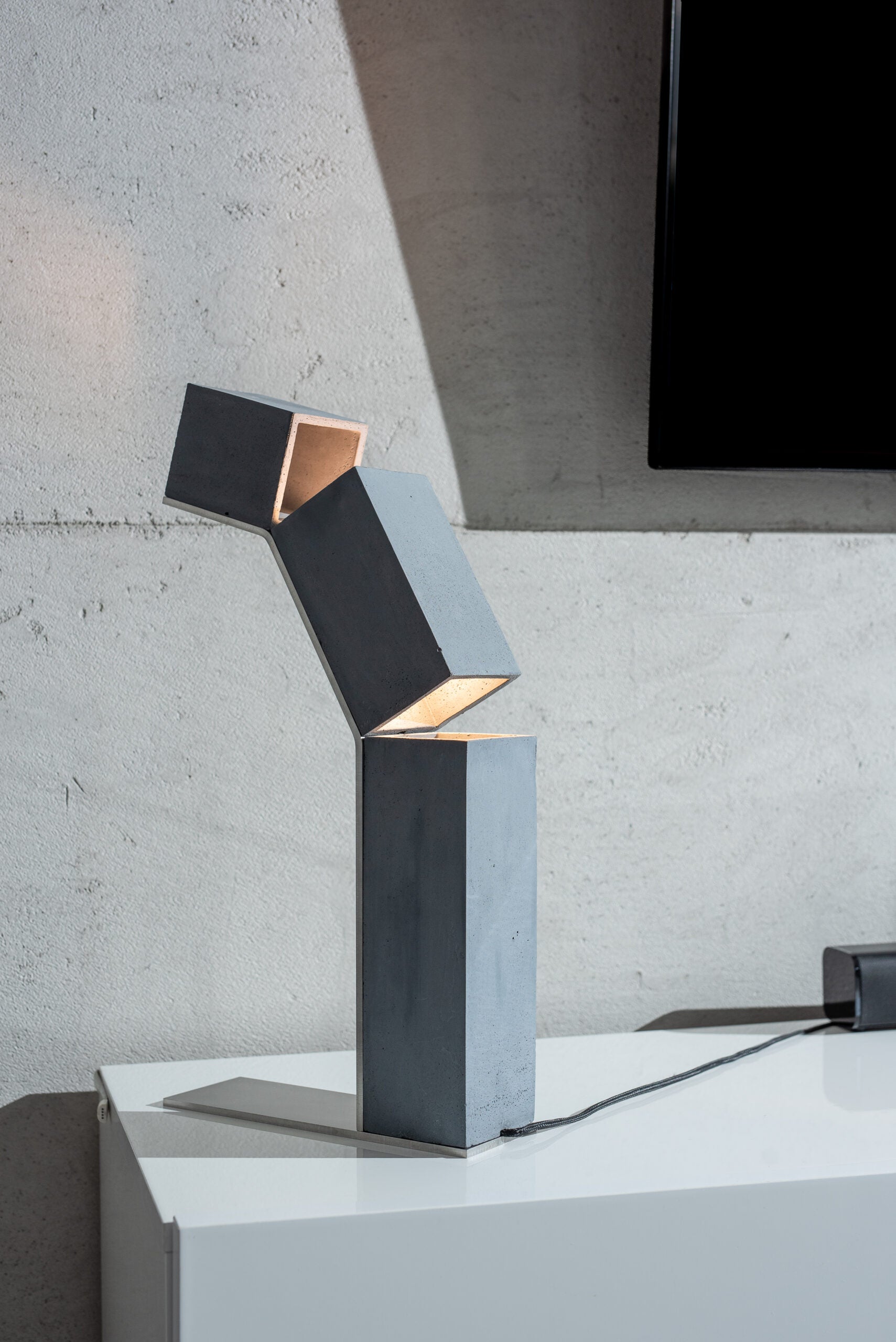 ROBOT concrete table lamp