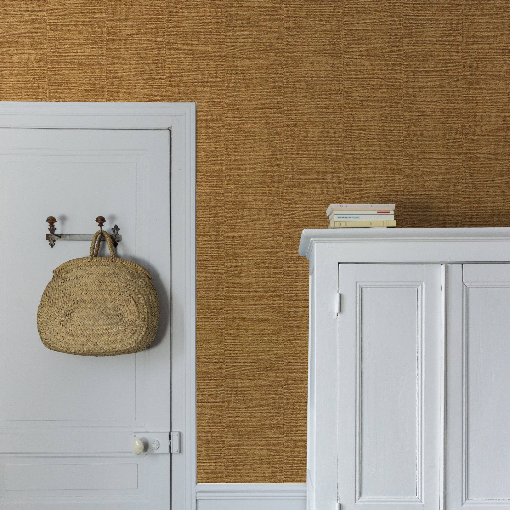 Strukturierte metallische Tapete in Streifen SCANDIUM - NOIR/DORE gold mit schwarz