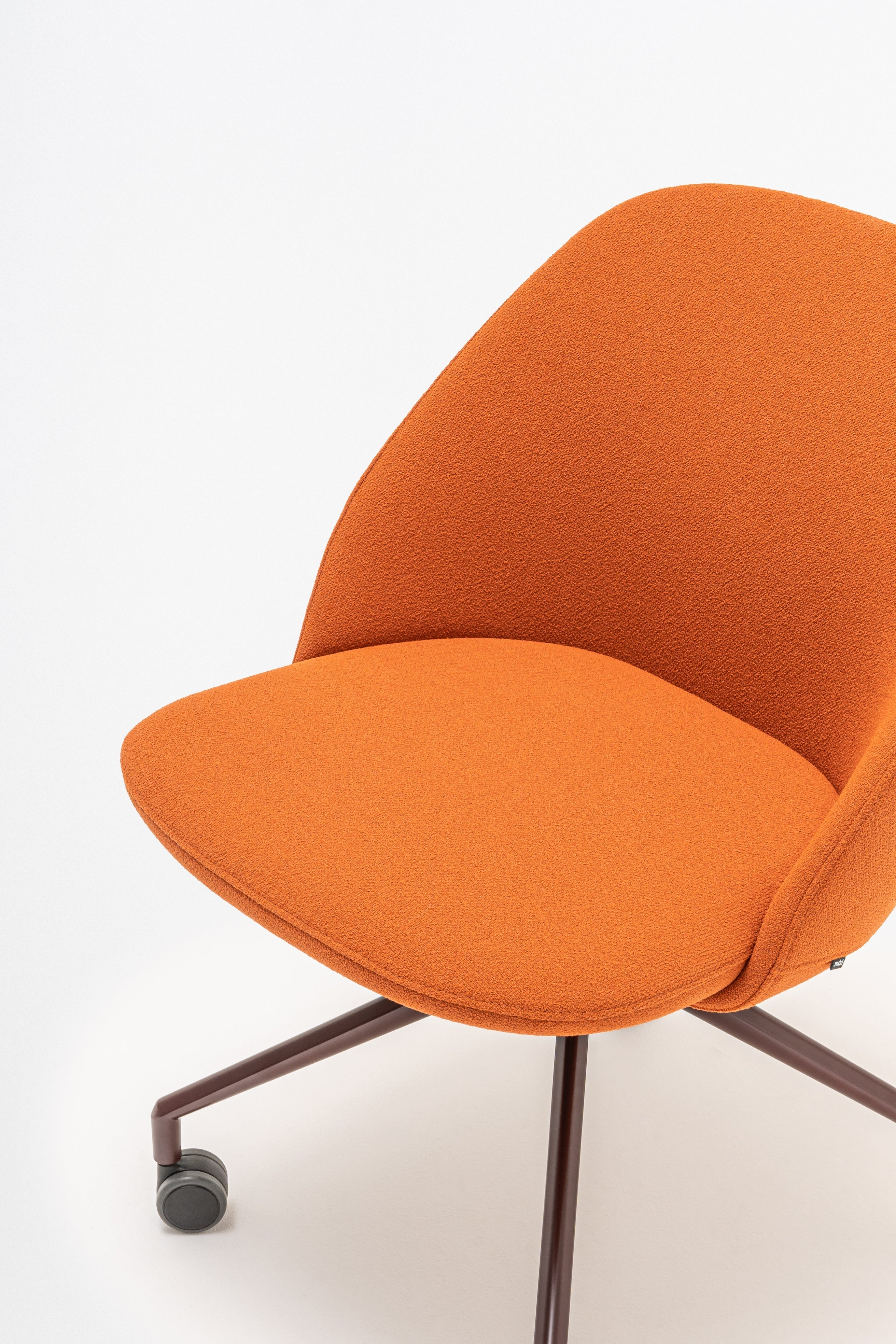 Draaistoel met lage rugleuning PARALEL metalen basis met wielen voor zachte oppervlakken