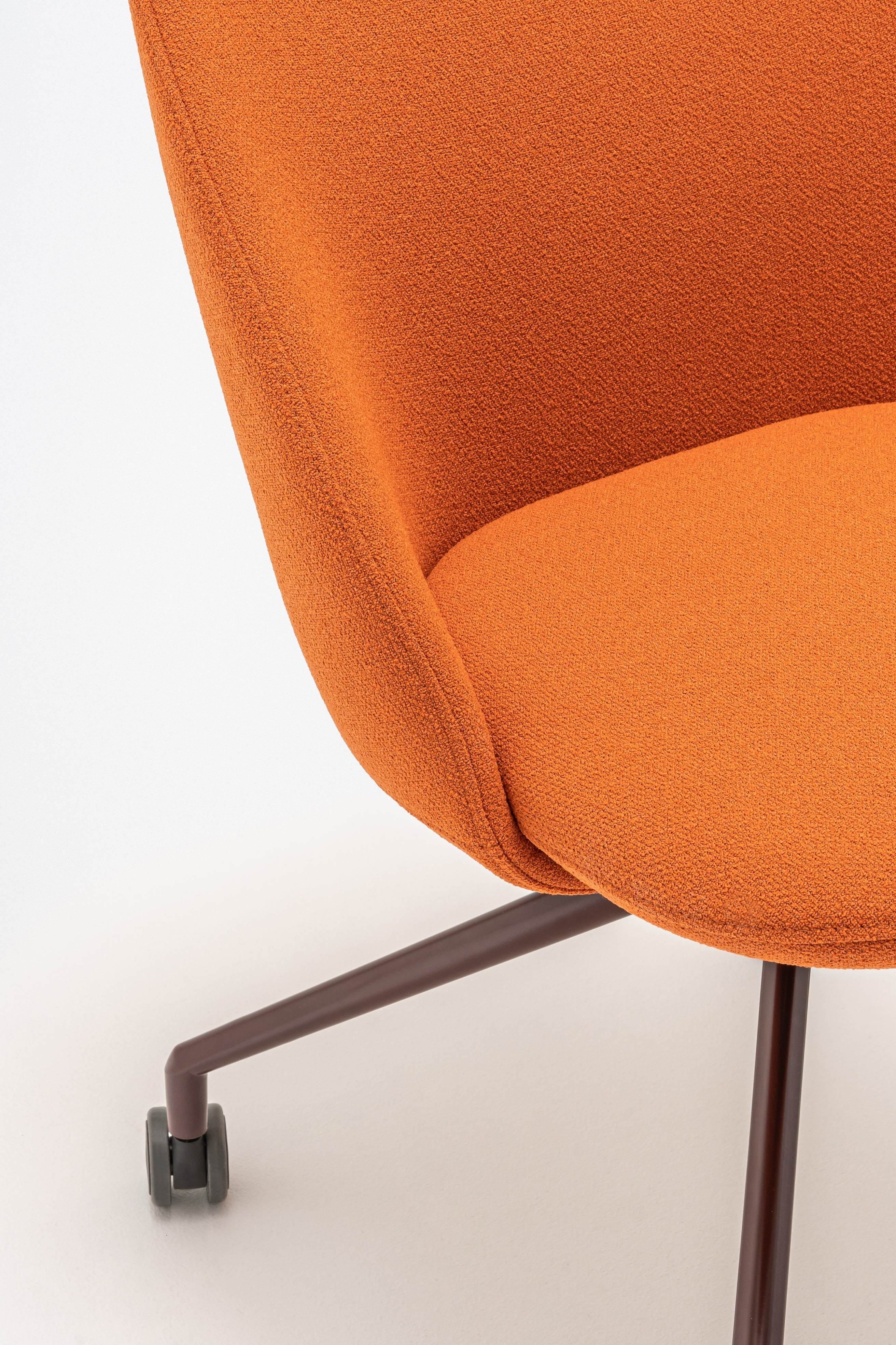 Draaistoel met lage rugleuning PARALEL metalen basis met wielen voor zachte oppervlakken